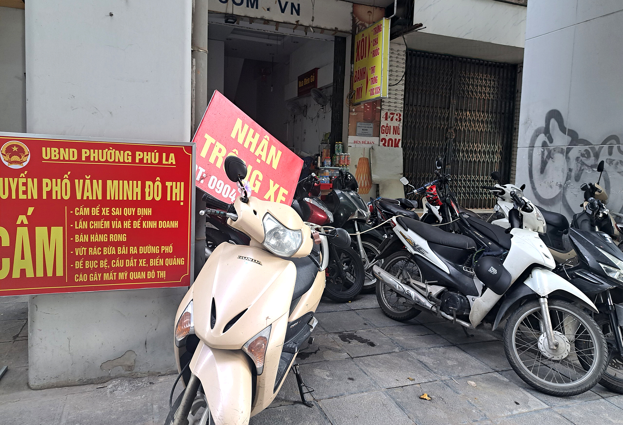 Hà Nội vẫn tràn lan bãi xe không phép- Ảnh 2. Hà Nội vẫn tràn lan bãi xe không phép- Ảnh 2.