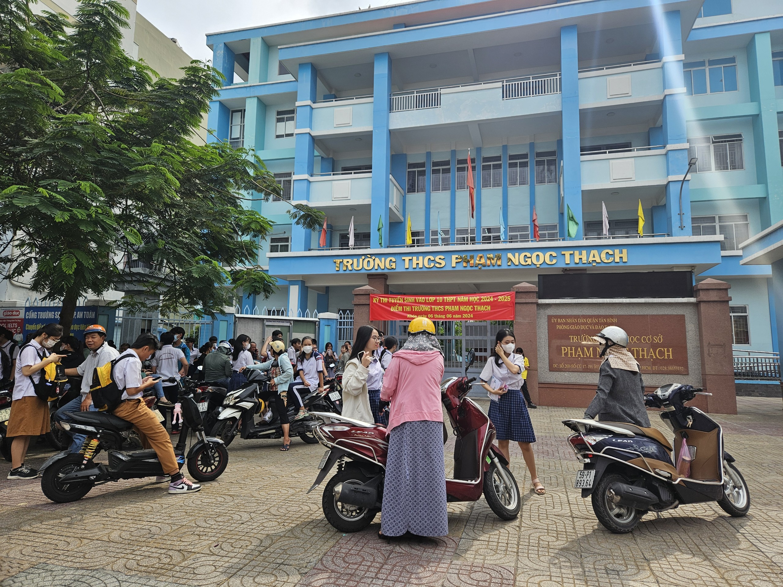 Những khoảnh khắc ấn tượng mùa tuyển sinh vào lớp 10 ở TP HCM- Ảnh 2. Những khoảnh khắc ấn tượng mùa tuyển sinh vào lớp 10 ở TP HCM- Ảnh 2.
