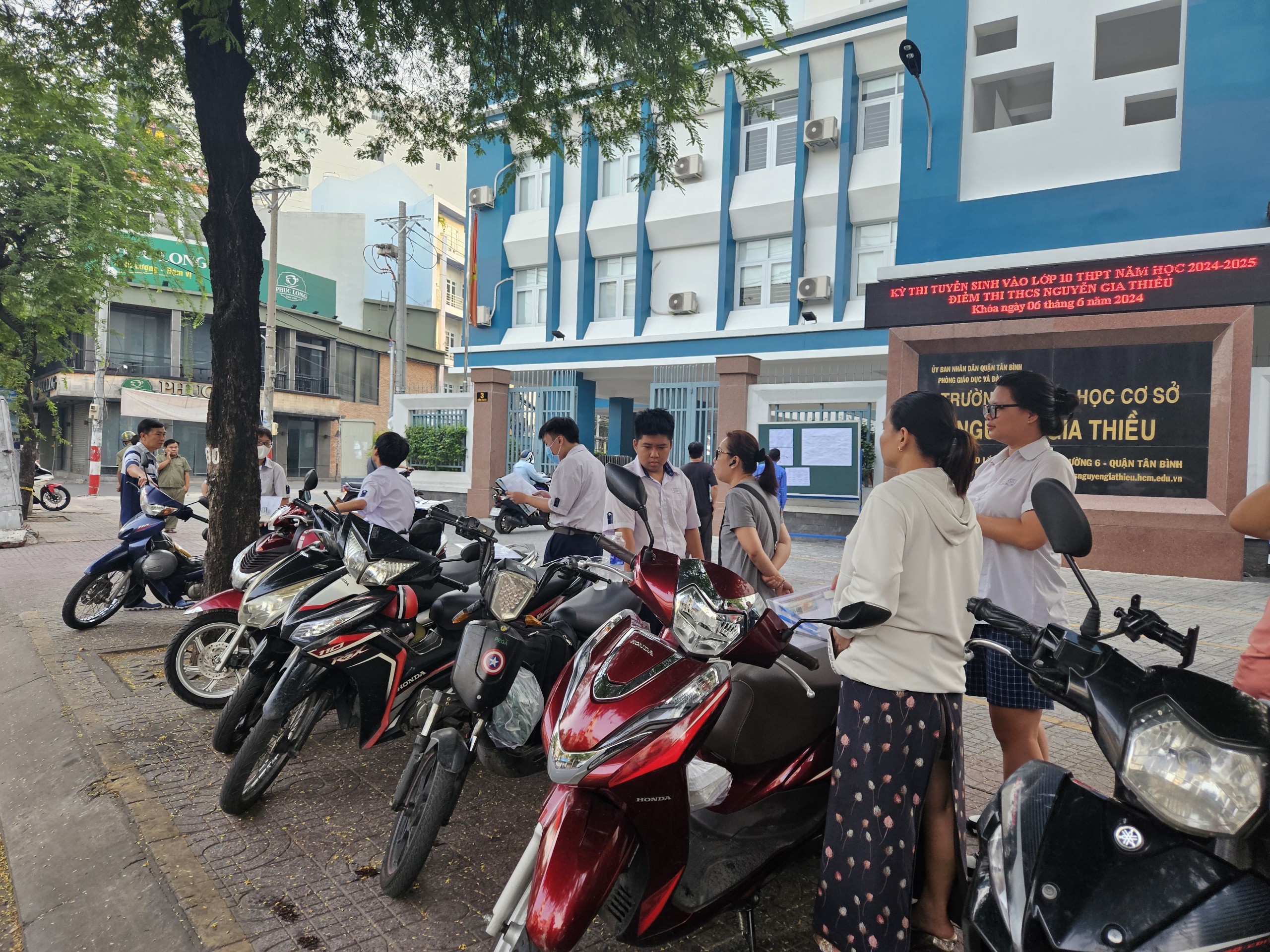 Những khoảnh khắc ấn tượng mùa tuyển sinh vào lớp 10 ở TP HCM- Ảnh 3. Những khoảnh khắc ấn tượng mùa tuyển sinh vào lớp 10 ở TP HCM- Ảnh 3.