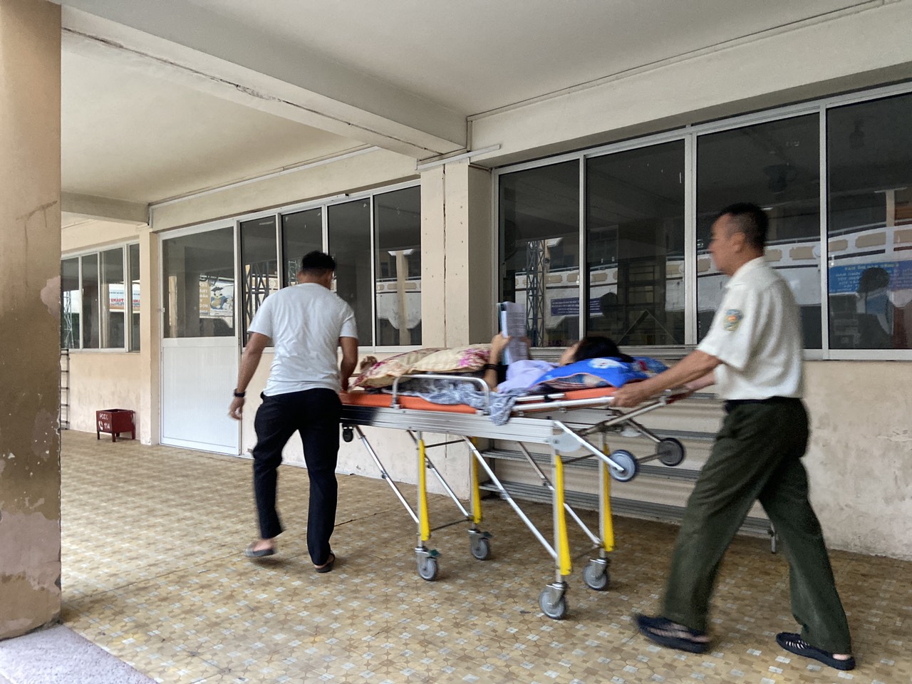 Những khoảnh khắc ấn tượng mùa tuyển sinh vào lớp 10 ở TP HCM- Ảnh 11. Những khoảnh khắc ấn tượng mùa tuyển sinh vào lớp 10 ở TP HCM- Ảnh 11.