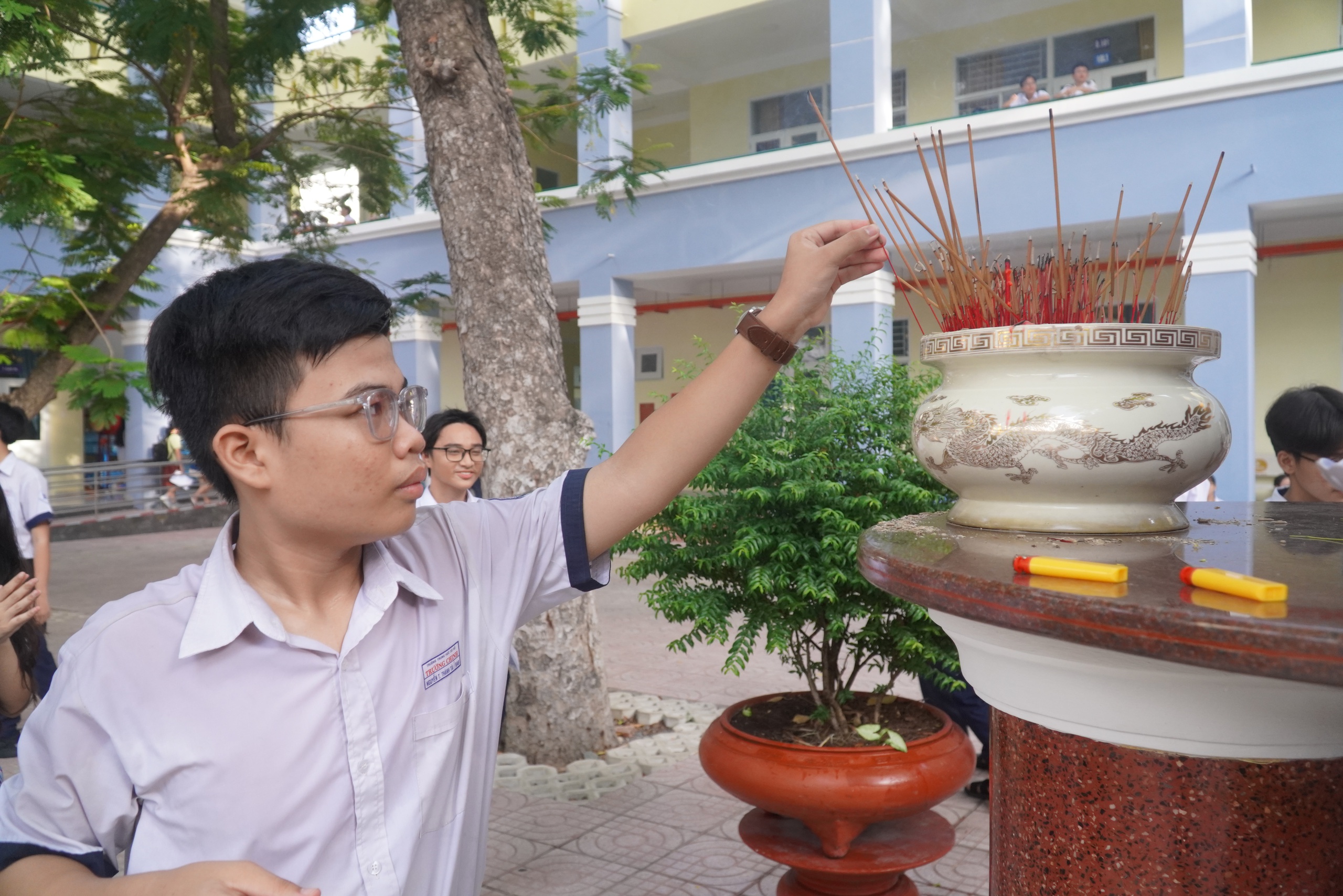 Những khoảnh khắc ấn tượng mùa tuyển sinh vào lớp 10 ở TP HCM- Ảnh 10. Những khoảnh khắc ấn tượng mùa tuyển sinh vào lớp 10 ở TP HCM- Ảnh 10.