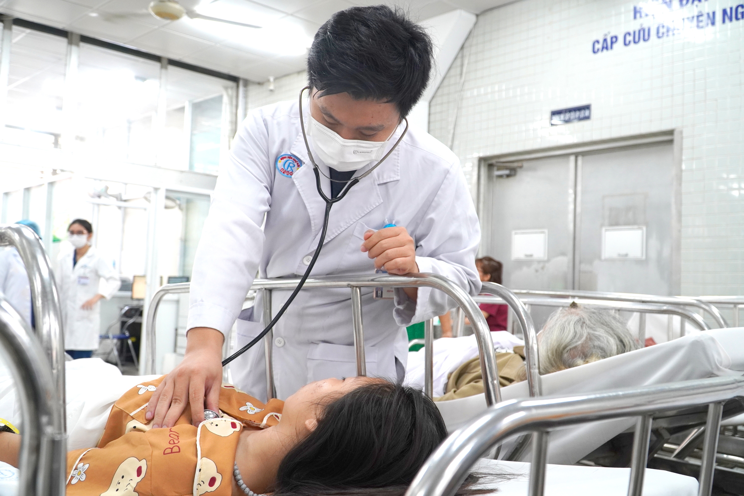 Những khoảnh khắc ấn tượng mùa tuyển sinh vào lớp 10 ở TP HCM- Ảnh 13. Những khoảnh khắc ấn tượng mùa tuyển sinh vào lớp 10 ở TP HCM- Ảnh 13.