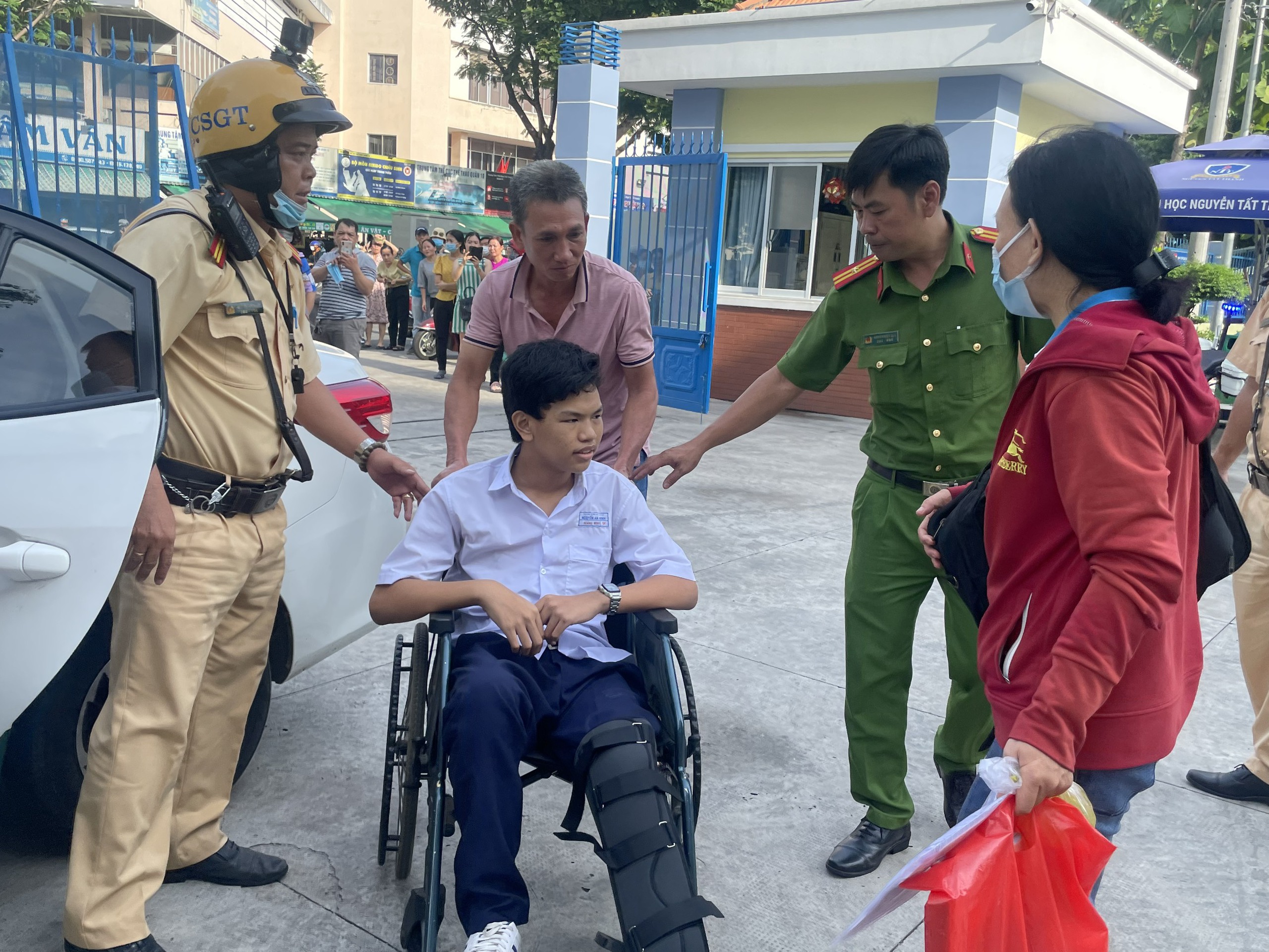 Những khoảnh khắc ấn tượng mùa tuyển sinh vào lớp 10 ở TP HCM- Ảnh 14. Những khoảnh khắc ấn tượng mùa tuyển sinh vào lớp 10 ở TP HCM- Ảnh 14.