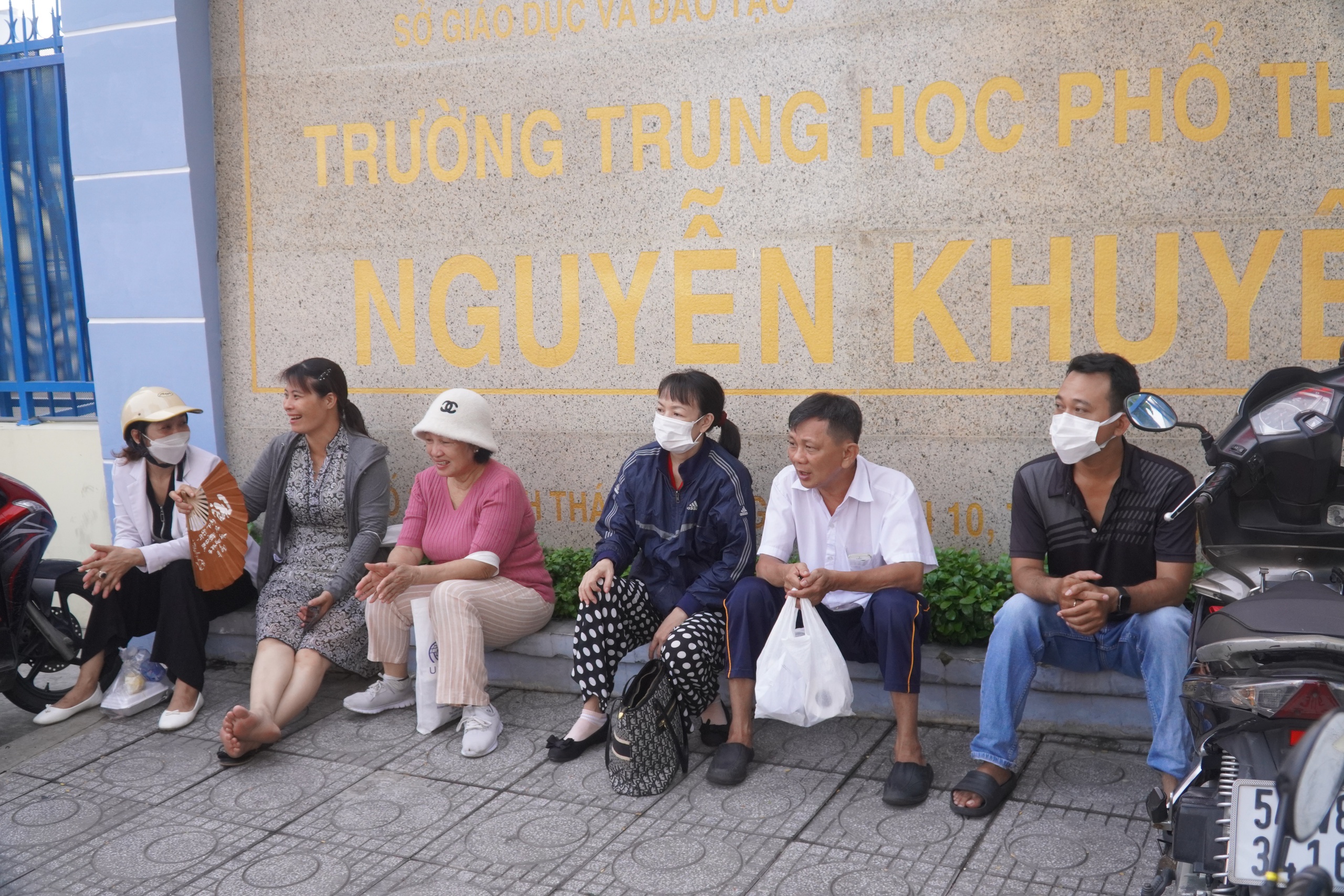Những khoảnh khắc ấn tượng mùa tuyển sinh vào lớp 10 ở TP HCM- Ảnh 15. Những khoảnh khắc ấn tượng mùa tuyển sinh vào lớp 10 ở TP HCM- Ảnh 15.