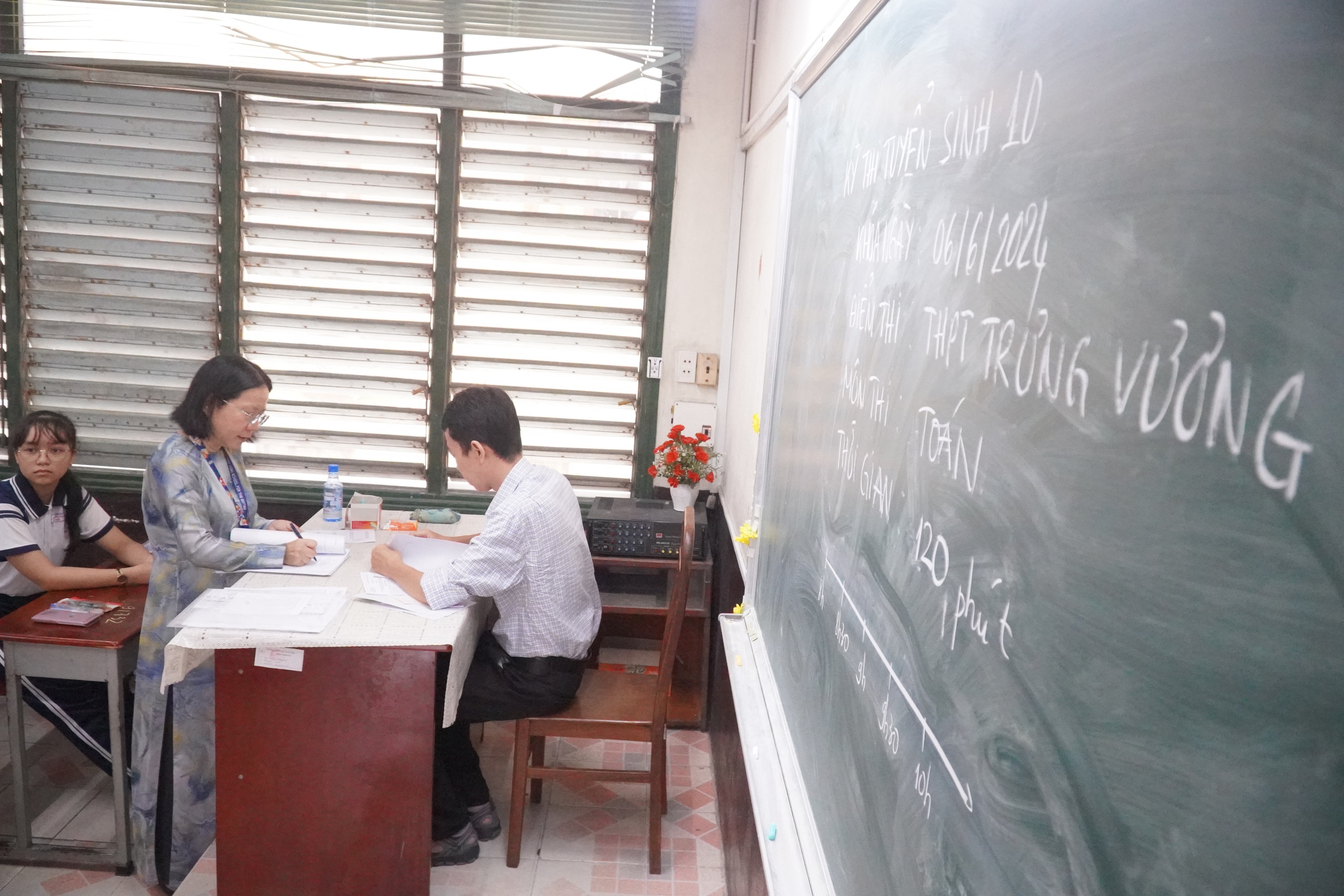 Những khoảnh khắc ấn tượng mùa tuyển sinh vào lớp 10 ở TP HCM- Ảnh 17. Những khoảnh khắc ấn tượng mùa tuyển sinh vào lớp 10 ở TP HCM- Ảnh 17.