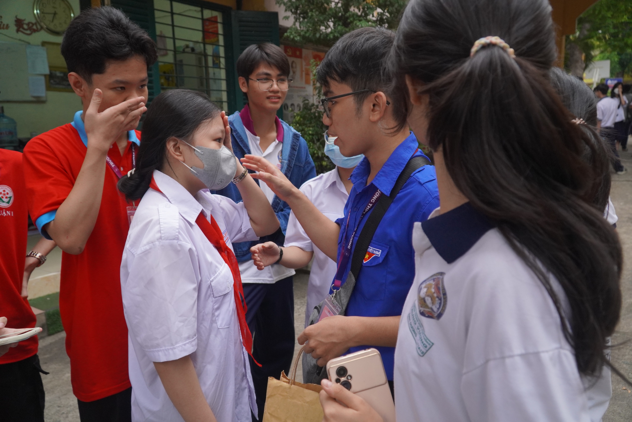 Những khoảnh khắc ấn tượng mùa tuyển sinh vào lớp 10 ở TP HCM- Ảnh 19. Những khoảnh khắc ấn tượng mùa tuyển sinh vào lớp 10 ở TP HCM- Ảnh 19.