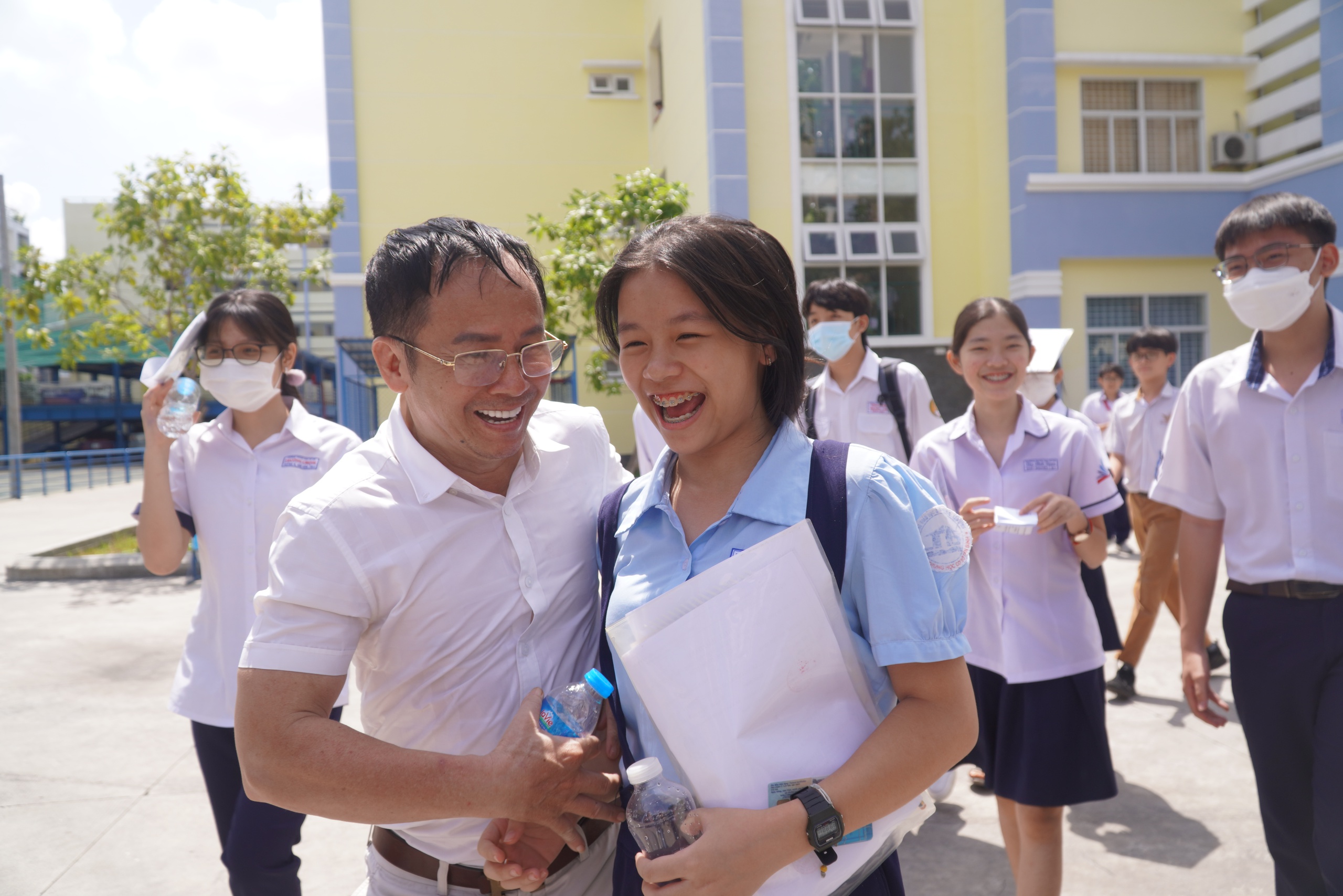 VIDEO: Thí sinh “trúng tủ” khi đề thi văn có câu về “Chiếc lược ngà”- Ảnh 3. VIDEO: Thí sinh “trúng tủ” khi đề thi văn có câu về “Chiếc lược ngà”- Ảnh 3.