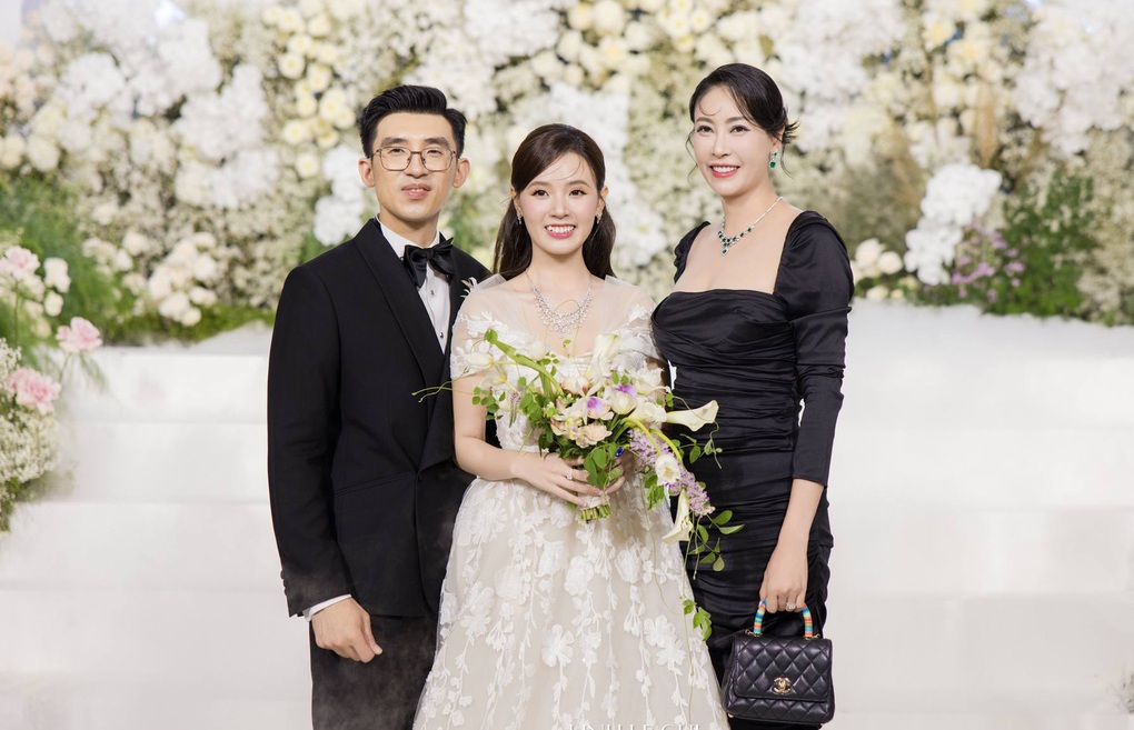 Nhã Phương, Sĩ Thanh xách túi Dior hơn 140 triệu đồng đến đám cưới Midu - 2 Nhã Phương, Sĩ Thanh xách túi Dior hơn 140 triệu đồng đến đám cưới Midu - 2