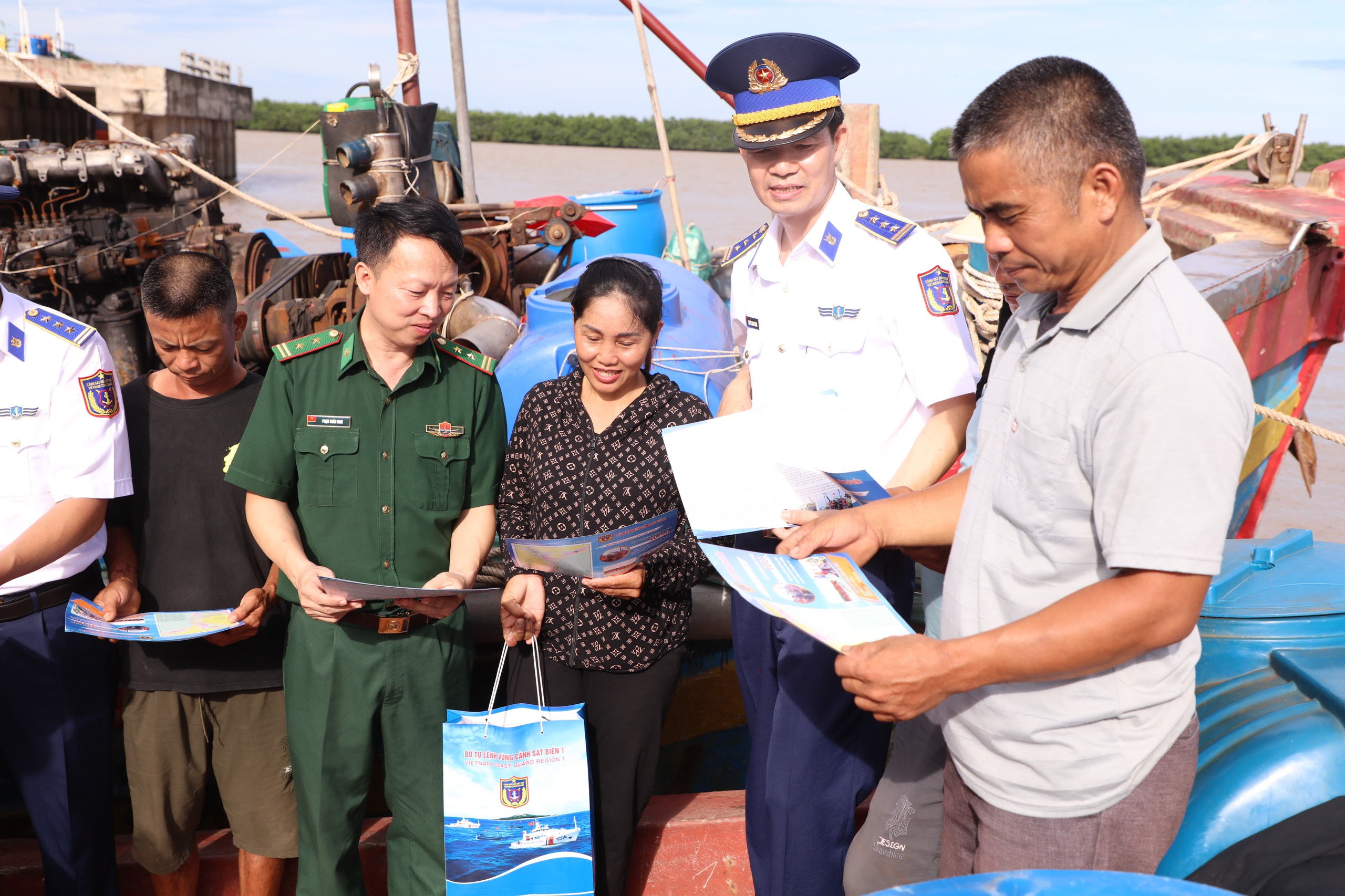 Bộ Tư lệnh Vùng cảnh sát biển 1 đồng hành cùng ngư dân Ninh Bình- Ảnh 2. Bộ Tư lệnh Vùng cảnh sát biển 1 đồng hành cùng ngư dân Ninh Bình- Ảnh 2.