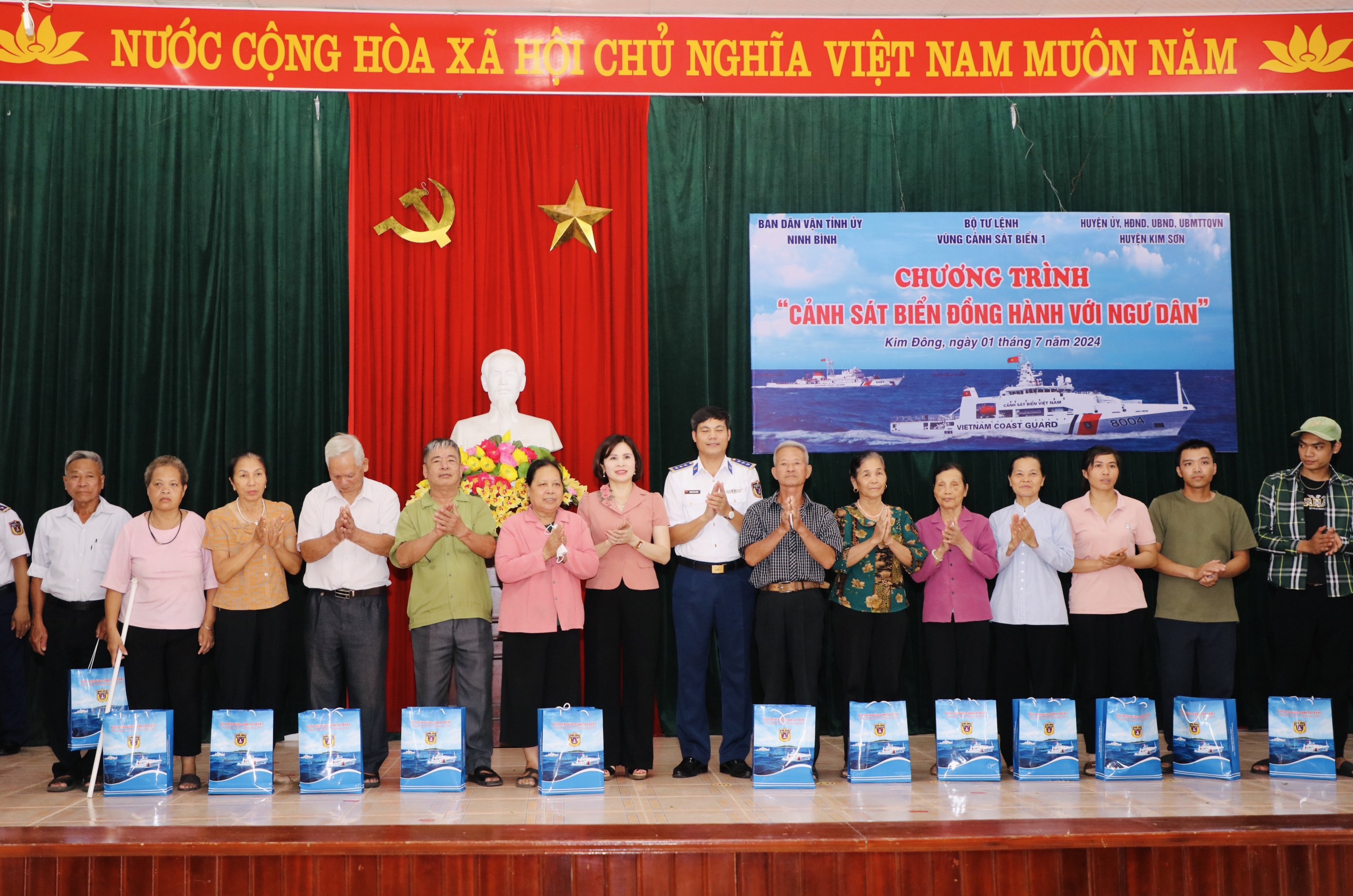 Bộ Tư lệnh Vùng cảnh sát biển 1 đồng hành cùng ngư dân Ninh Bình- Ảnh 3. Bộ Tư lệnh Vùng cảnh sát biển 1 đồng hành cùng ngư dân Ninh Bình- Ảnh 3.