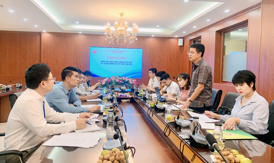 Trưởng phòng Kiểm soát TTHC (Văn phòng UBND TP Hà Nội) Nguyễn Bá Vinh - Phó Trưởng Đoàn kiểm tra phát biểu ý kiến tại buổi làm việc. Ảnh: Hồng Thái