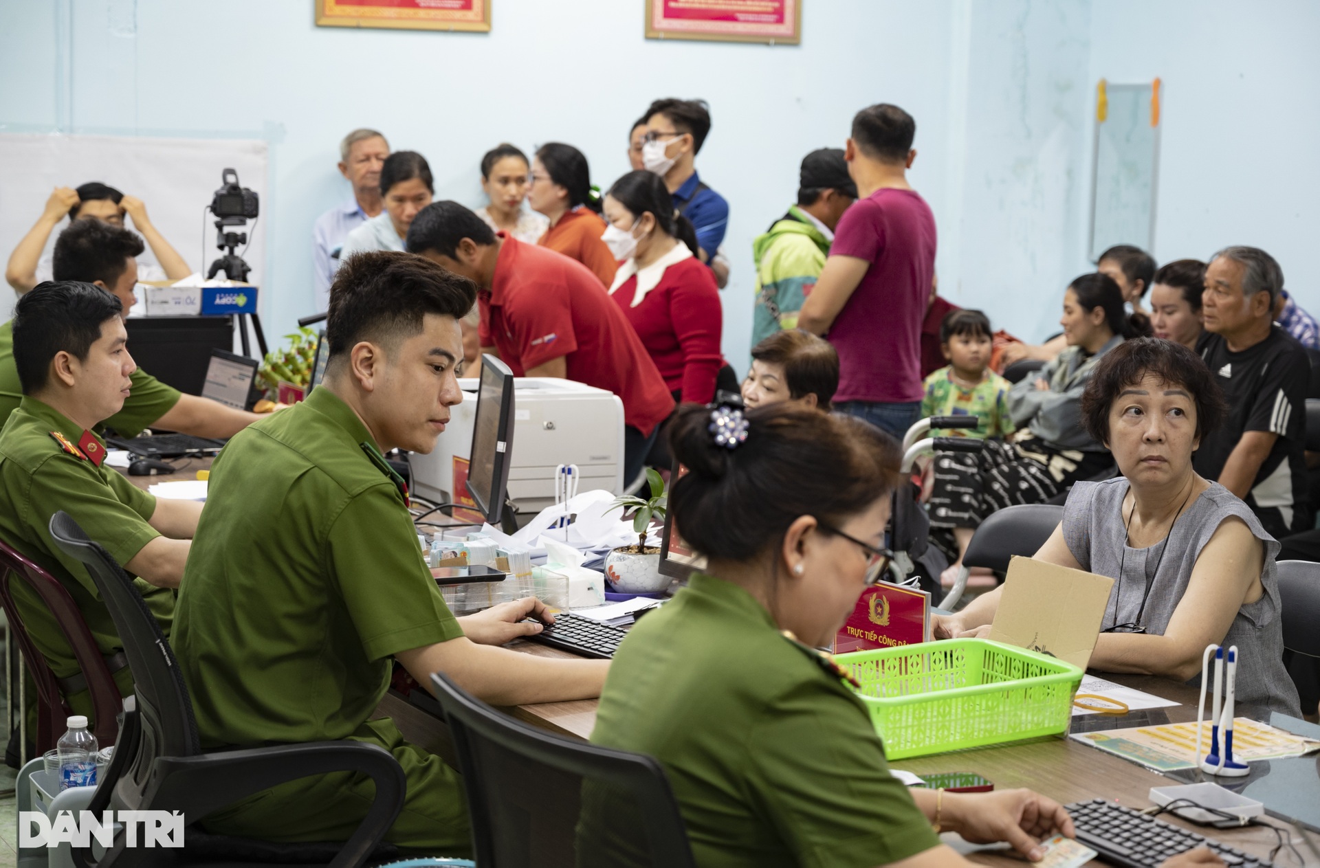 Người dân TPHCM gác việc, đưa trẻ nhỏ đi làm căn cước - 3 Người dân TPHCM gác việc, đưa trẻ nhỏ đi làm căn cước - 3