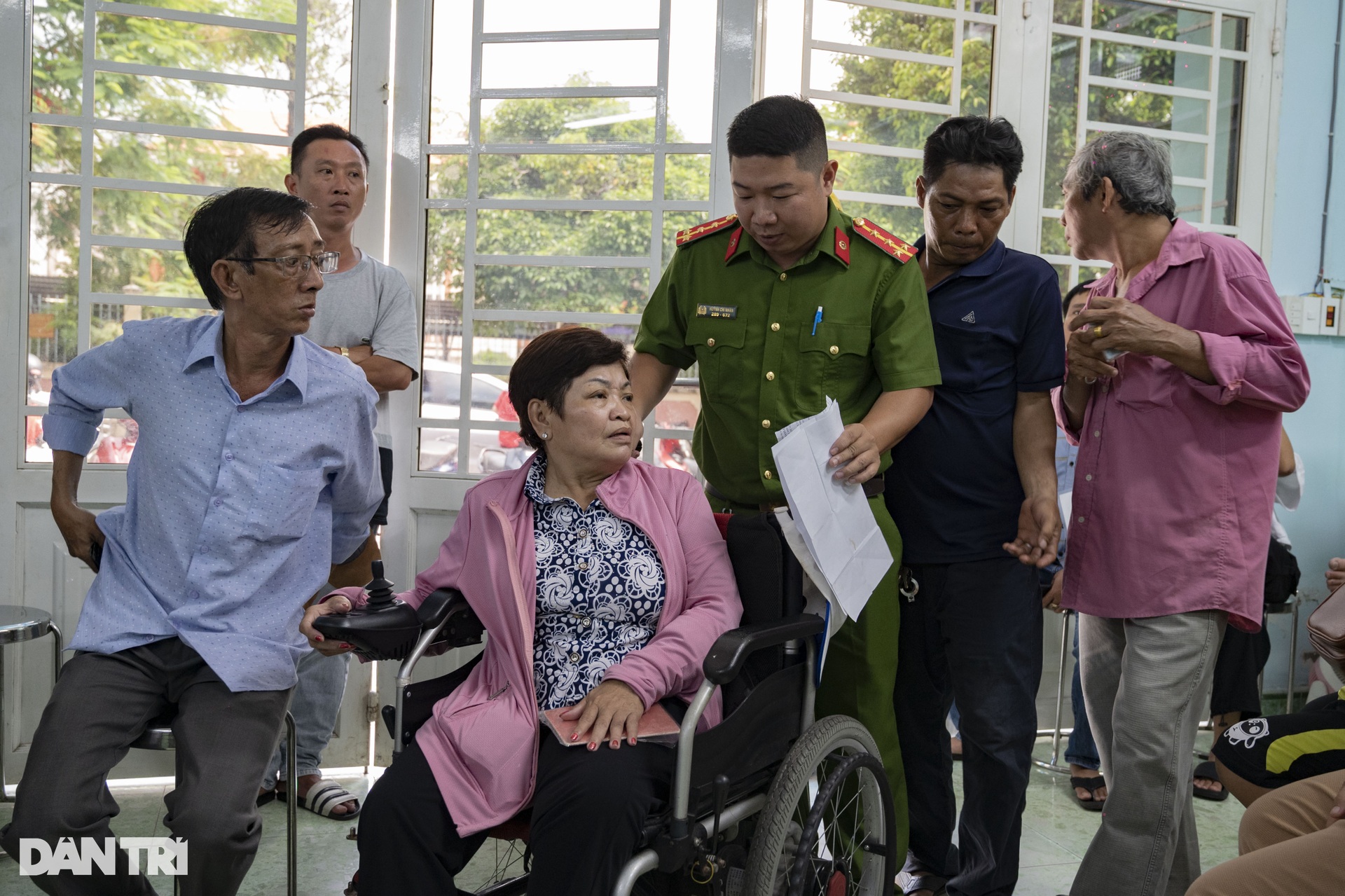 Người dân TPHCM gác việc, đưa trẻ nhỏ đi làm căn cước - 8 Người dân TPHCM gác việc, đưa trẻ nhỏ đi làm căn cước - 8