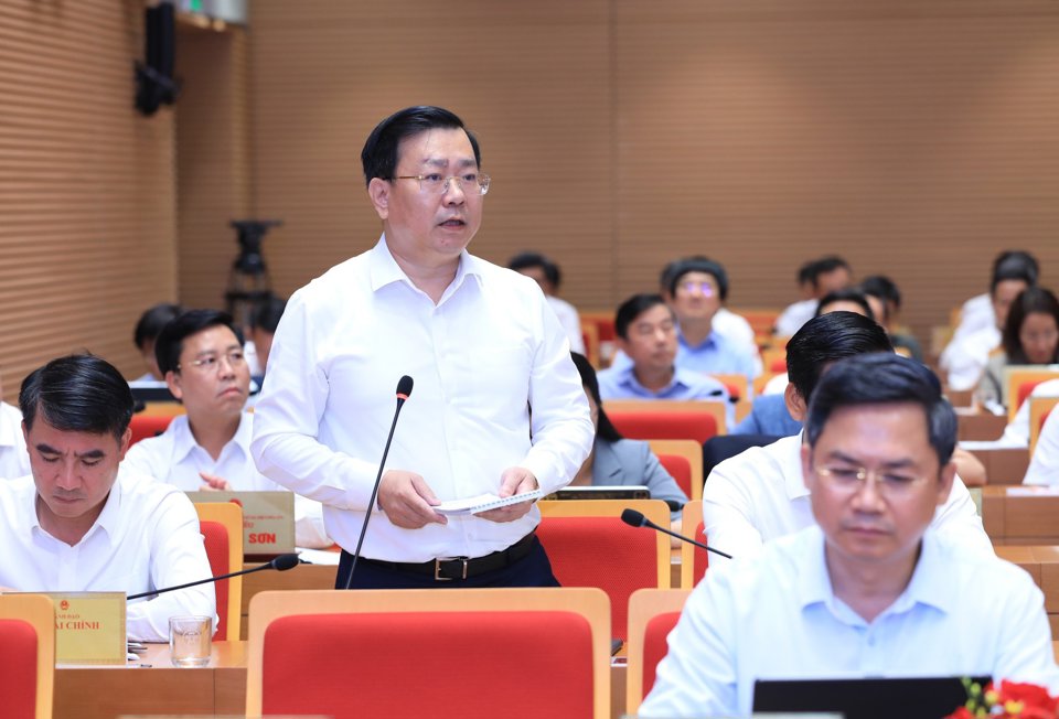 Giám đốc Sở Xây dựng Võ Nguyên Phong trả lời chất vấn của đại biểu. Ảnh: Thanh Hải