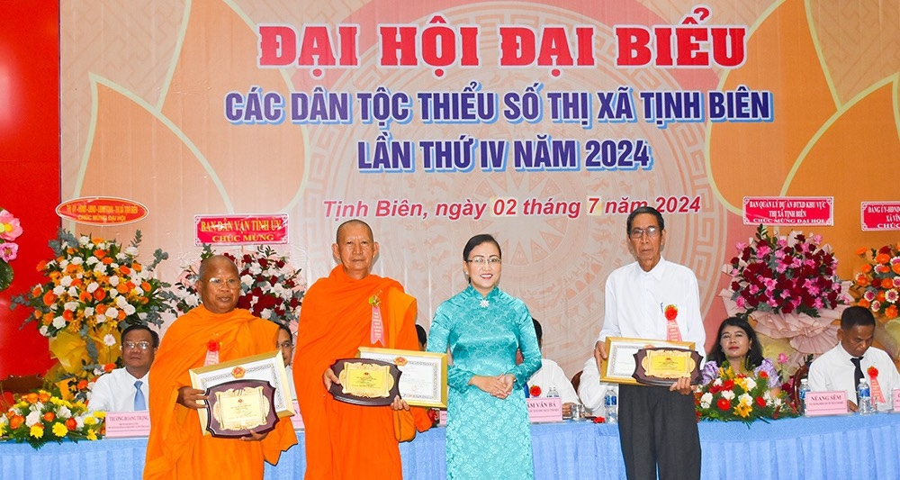 Các cá nhân, tập thể được tặng giấy khen vì có nhiều thành tích trong giai đoạn 2019-2024 Các cá nhân, tập thể được tặng giấy khen vì có nhiều thành tích trong giai đoạn 2019-2024
