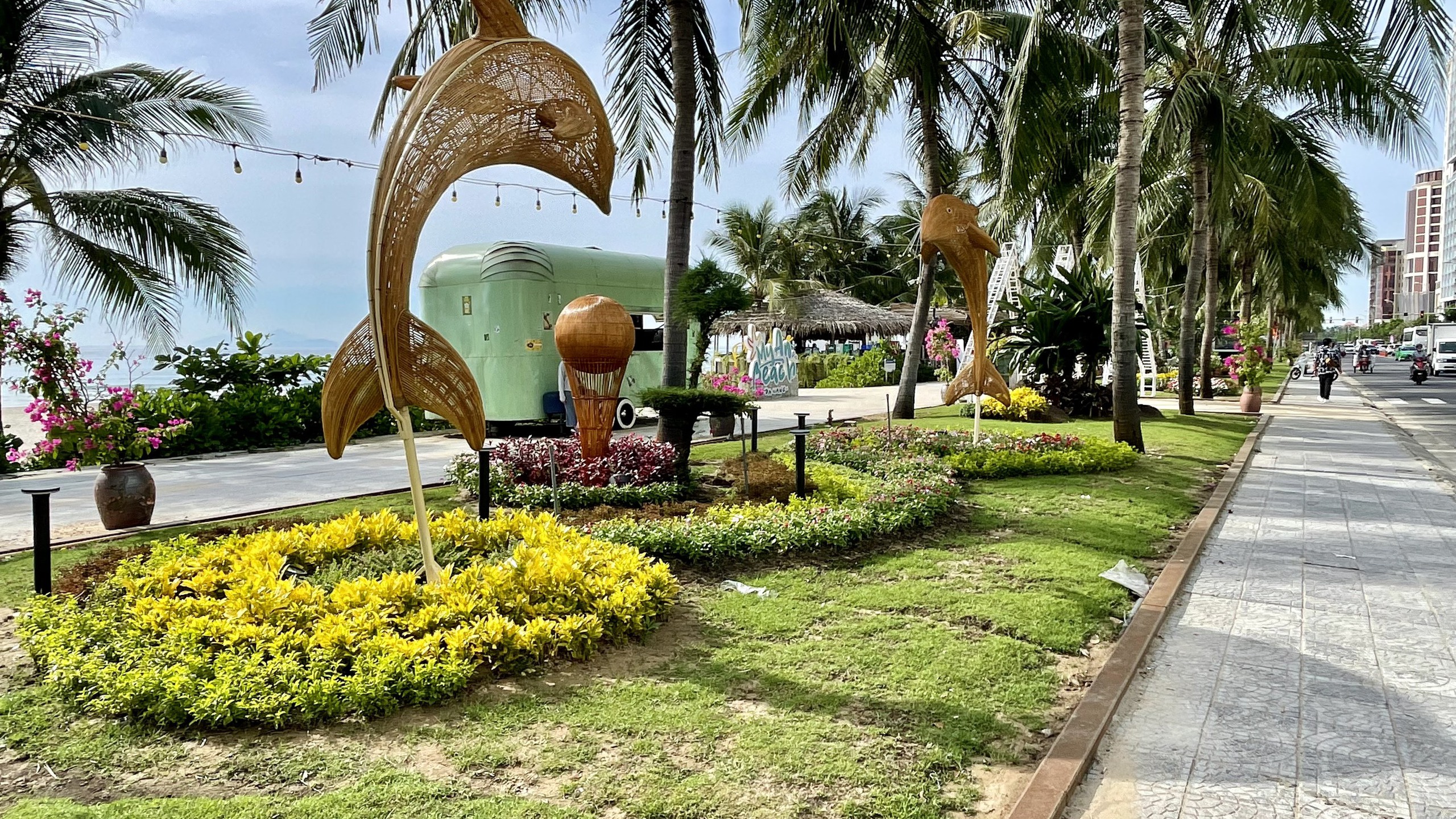 Đường hoa biển Đà Nẵng thành hình, du khách thích thú- Ảnh 3. Đường hoa biển Đà Nẵng thành hình, du khách thích thú- Ảnh 3.