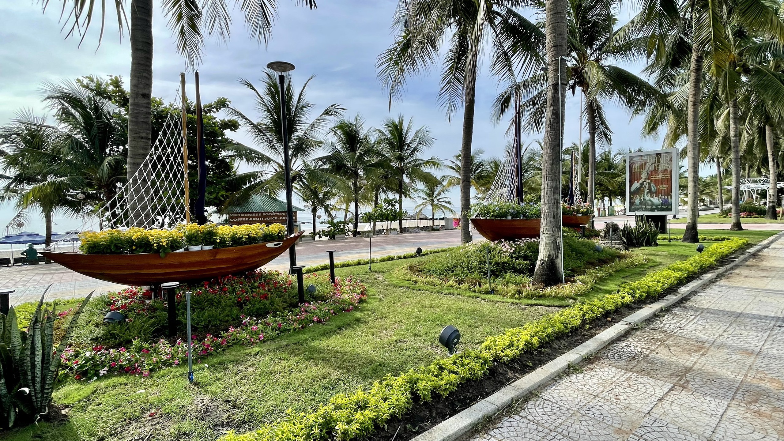 Đường hoa biển Đà Nẵng thành hình, du khách thích thú- Ảnh 7. Đường hoa biển Đà Nẵng thành hình, du khách thích thú- Ảnh 7.
