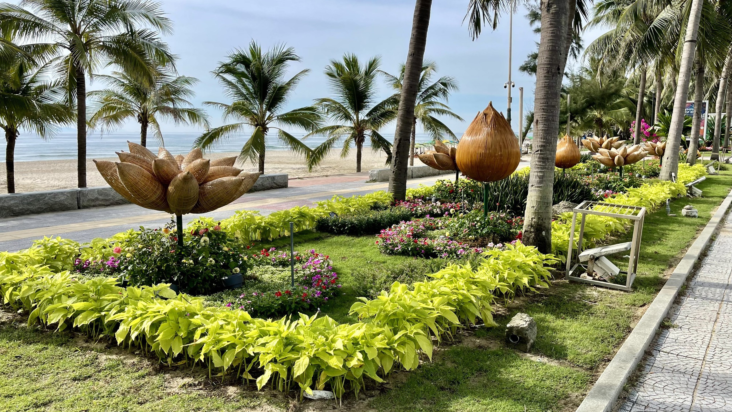 Đường hoa biển Đà Nẵng thành hình, du khách thích thú- Ảnh 8. Đường hoa biển Đà Nẵng thành hình, du khách thích thú- Ảnh 8.