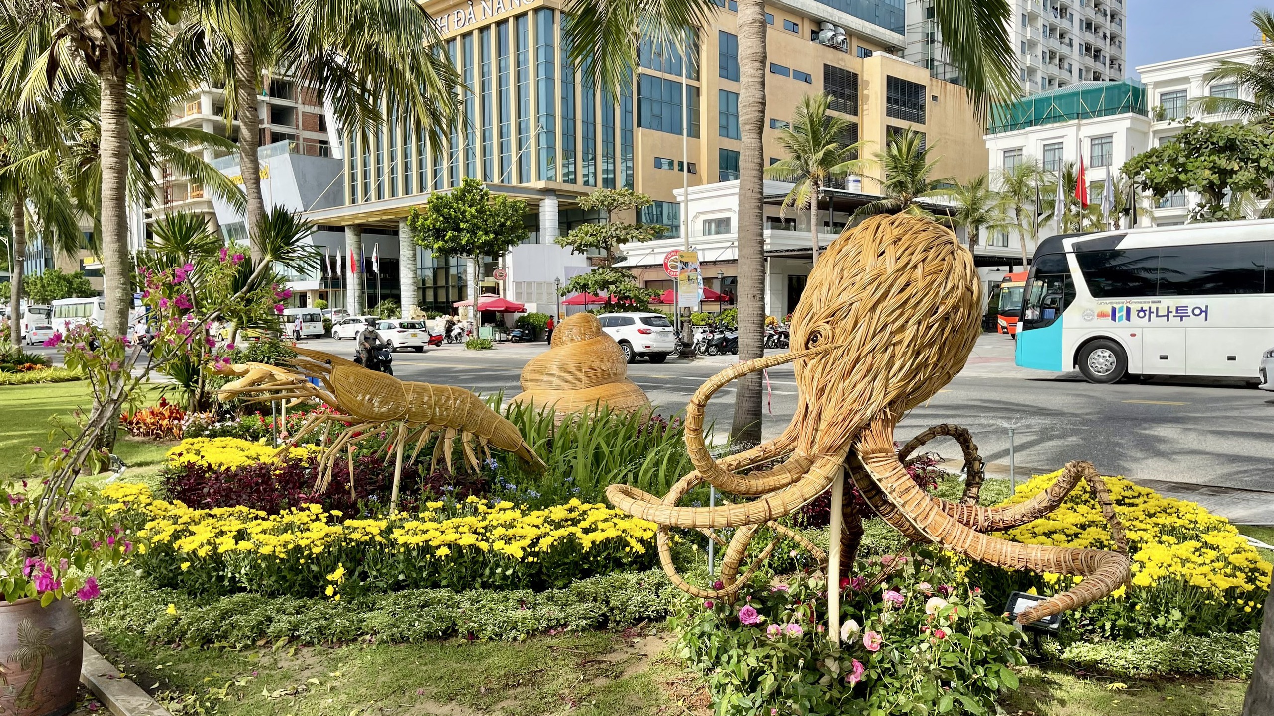 Đường hoa biển Đà Nẵng thành hình, du khách thích thú- Ảnh 9. Đường hoa biển Đà Nẵng thành hình, du khách thích thú- Ảnh 9.