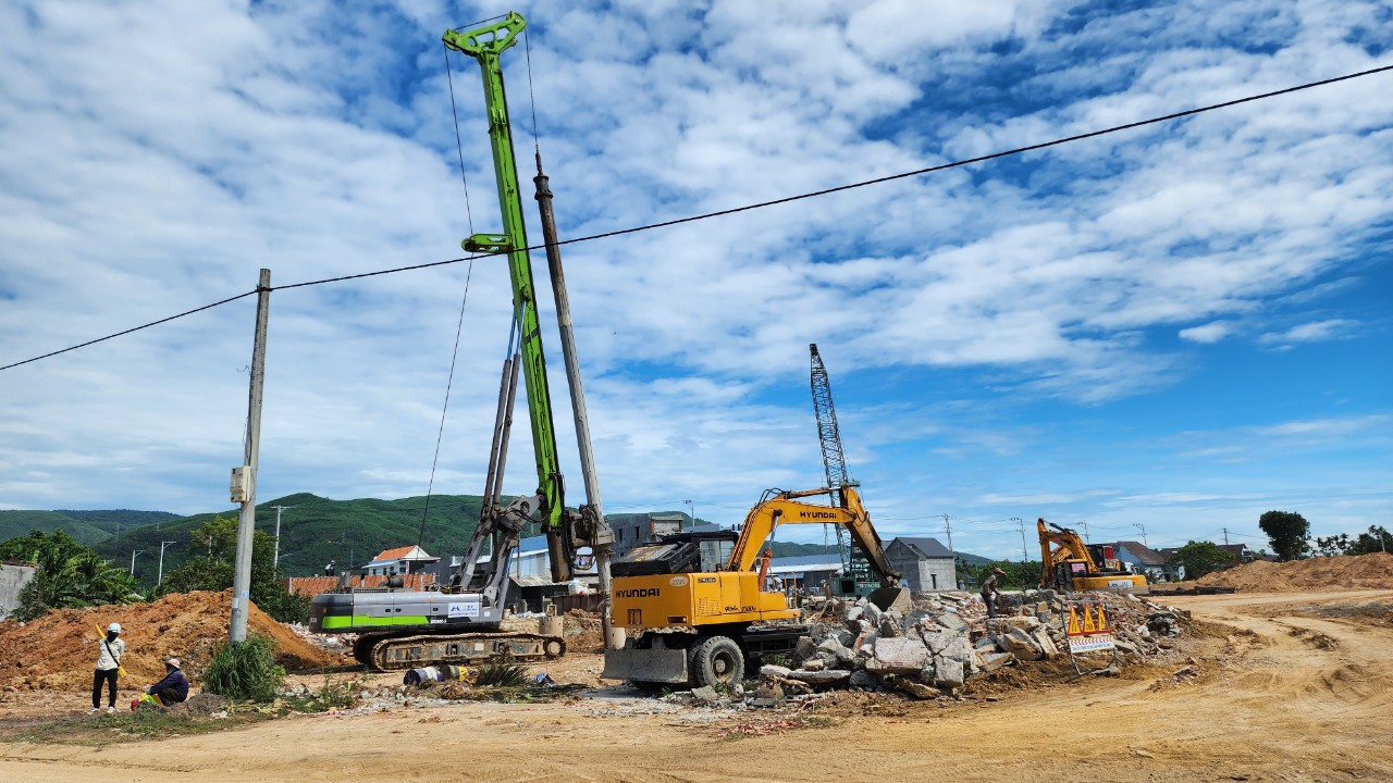 Bàn giao xong mặt bằng tuyến chính cao tốc Quảng Ngãi - Hoài Nhơn- Ảnh 4. Bàn giao xong mặt bằng tuyến chính cao tốc Quảng Ngãi - Hoài Nhơn- Ảnh 4.