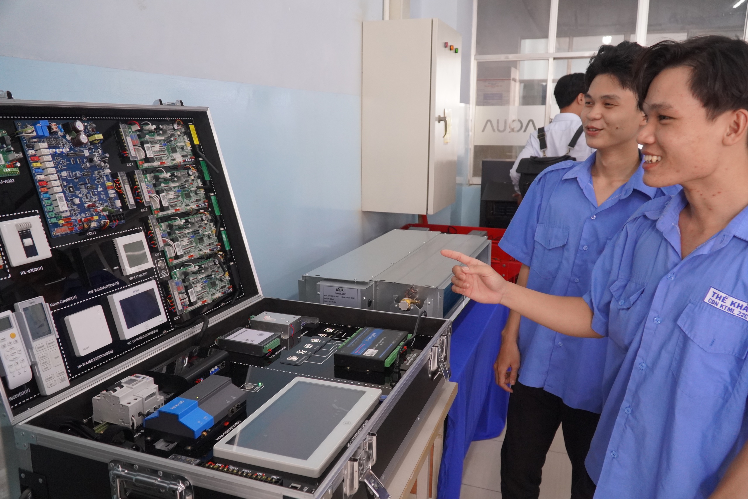 Sinh viên “đã mắt” với phòng thực hành công nghệ mới- Ảnh 2. Sinh viên “đã mắt” với phòng thực hành công nghệ mới- Ảnh 2.