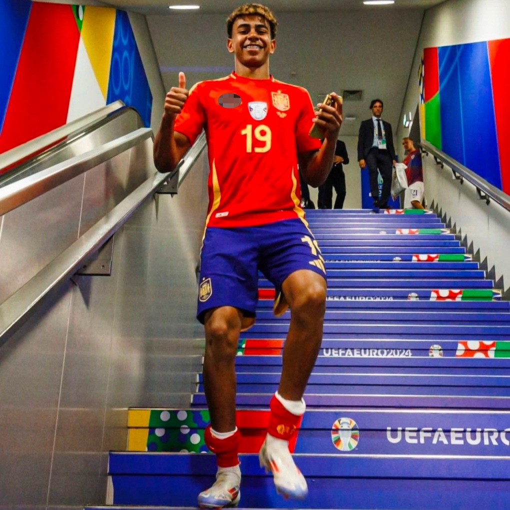Cầu thủ trẻ nhất Euro 2024: Vừa cố gắng săn bàn, vừa làm bài tập về nhà - 2 Cầu thủ trẻ nhất Euro 2024: Vừa cố gắng săn bàn, vừa làm bài tập về nhà - 2