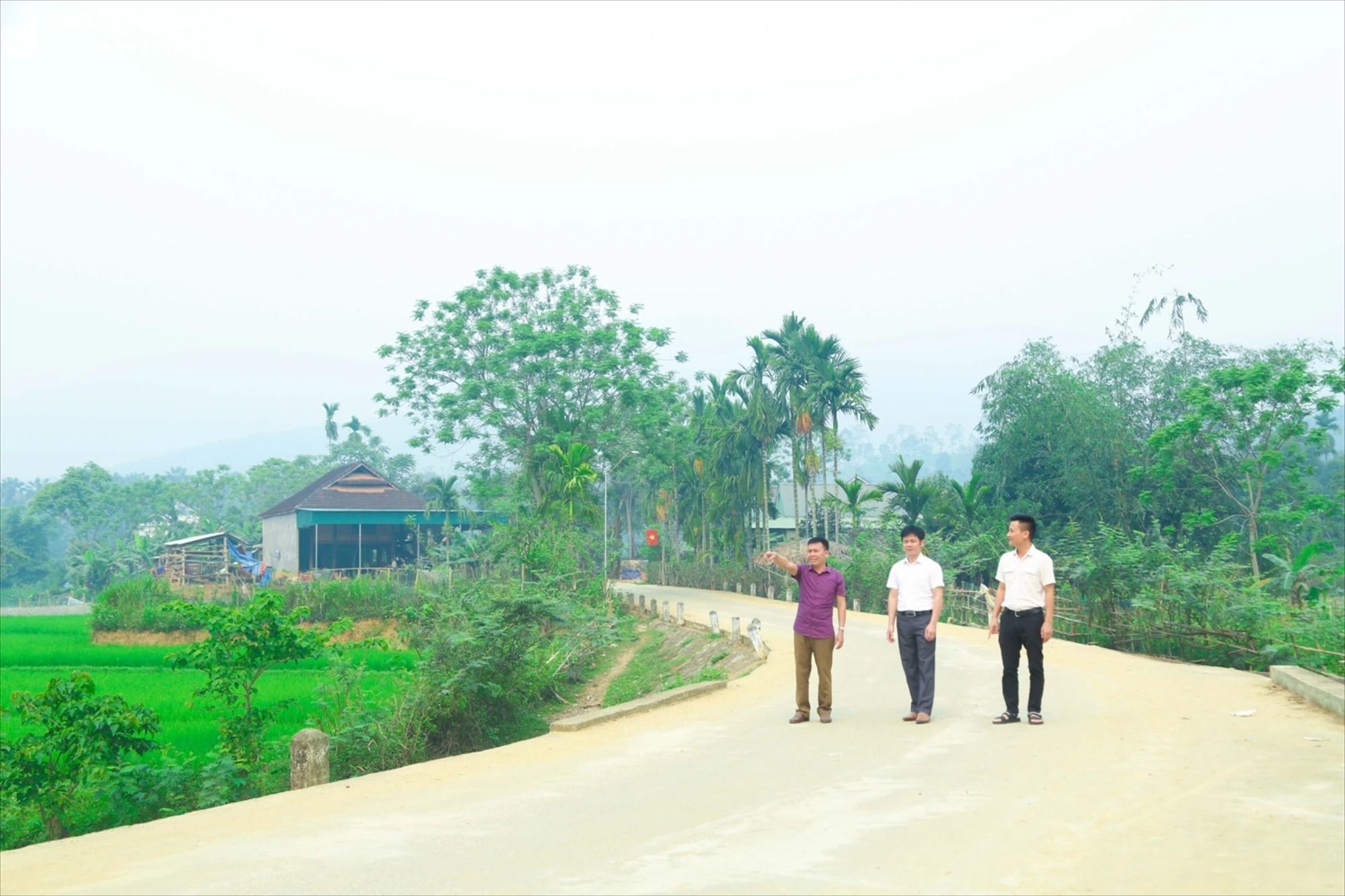 Mặc dù đã có nhiều nỗ lực đầu tư trong giao thông, nhưng lại vướng nhiều tiêu chí chưa đạt khác khiến cho huyện Quế Phong chưa có xã đạt NTM (Trong ảnh: Đường NTM ở bản Na Cày, xã Tiền Phong - Ảnh: Đình Tuyên)