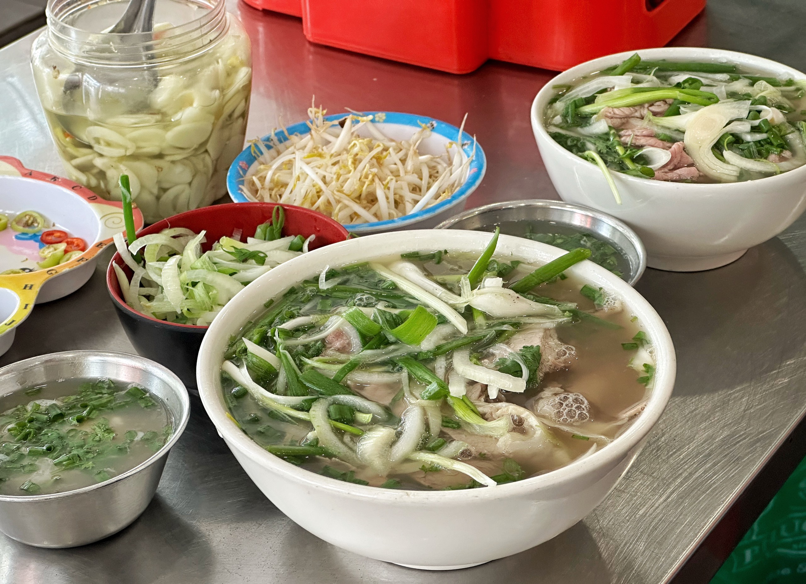 Phở Phú Gia được Michelin vinh danh: Vẫn 'bảo thủ' không rau cùng món tái lăn mê hoặc người Sài Gòn- Ảnh 2. Phở Phú Gia được Michelin vinh danh: Vẫn 'bảo thủ' không rau cùng món tái lăn mê hoặc người Sài Gòn- Ảnh 2.