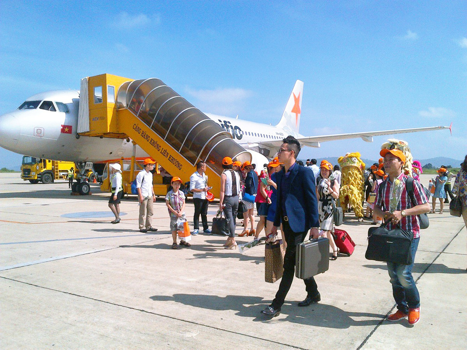 Khách du lịch Việt Nam tại sân bay Liên Khương (Lâm Đồng). Ảnh: Hoài Nam