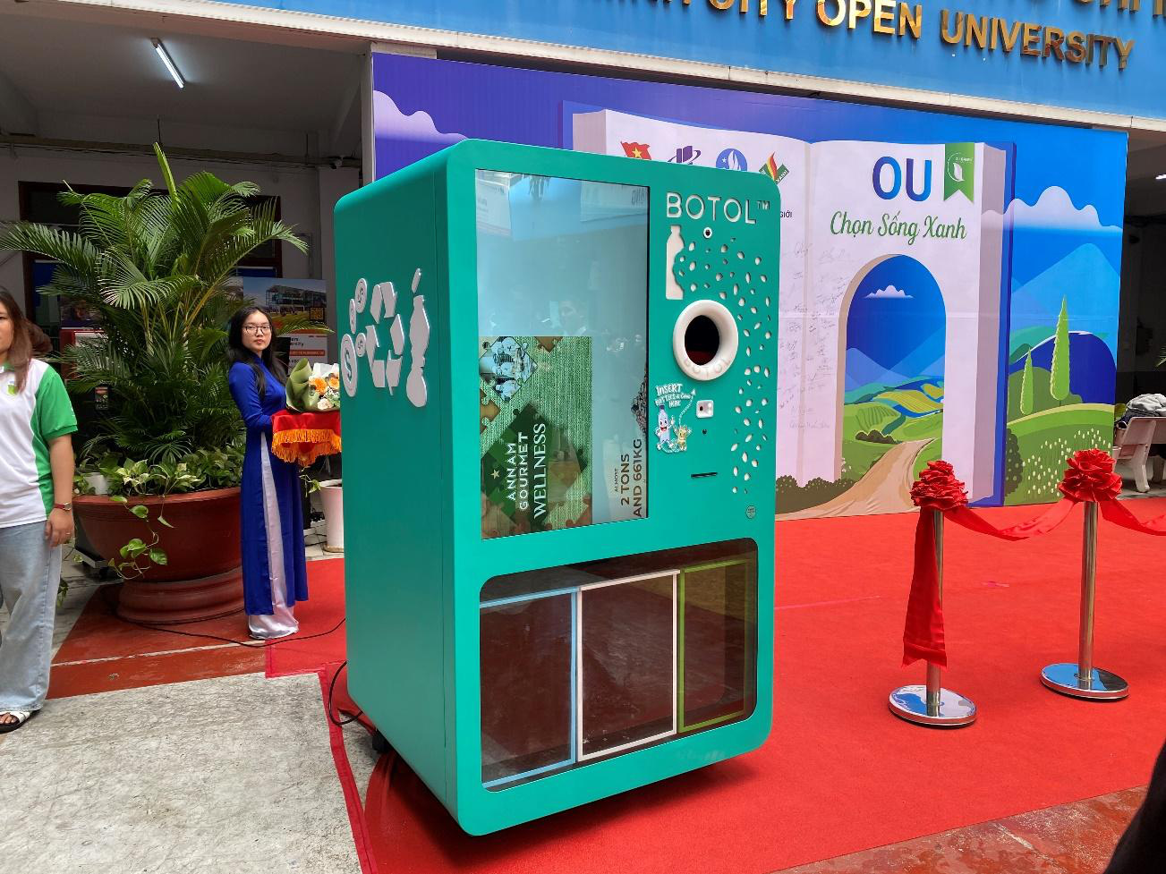 Cuộc thi Tái tạo xanh: Trường đại học 'không rác thải'- Ảnh 2. Máy thu gom và xử lý vỏ chai nhựa, vỏ lon đã qua sử dụng được Botol Việt Nam lắp đặt tại cơ sở Võ Văn Tần, quận 3 sau lễ ký kết - Ảnh: ANH THY