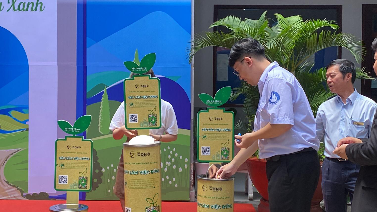 Cuộc thi Tái tạo xanh: Trường đại học 'không rác thải'- Ảnh 3. Mô hình thu hồi pin cũ của PINACO - Ảnh: ANH THY