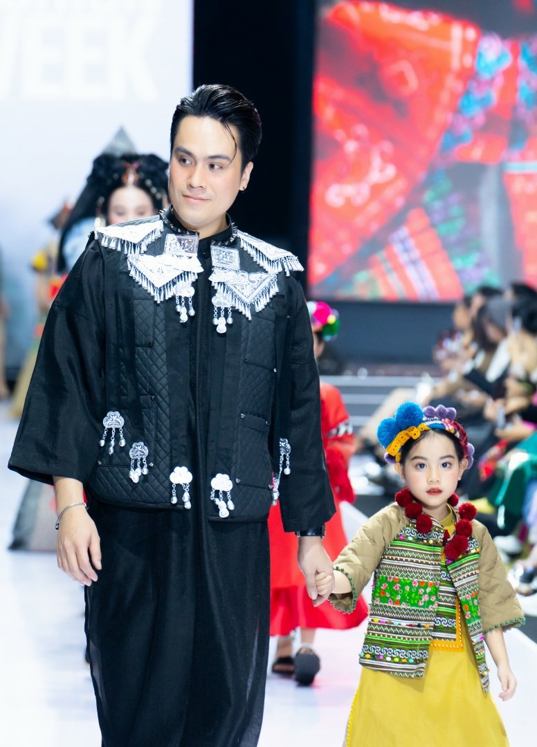 Mẫu nhí 5 tuổi gây sốt với màn calwalk đầy tự tin trong Tuần lễ Thời trang Quốc tế 2023 là ai? - Ảnh 2. Mẫu nhí 5 tuổi gây sốt với màn calwalk đầy tự tin trong Tuần lễ Thời trang Quốc tế 2023 là ai? - Ảnh 2.