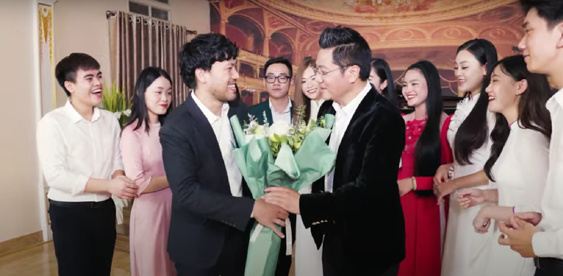 NSND Quốc Hưng trào dâng cảm xúc khi nhận món quà đặc biệt từ 19 học trò nổi tiếng - Ảnh 3. NSND Quốc Hưng trào dâng cảm xúc khi nhận món quà đặc biệt từ 19 học trò nổi tiếng - Ảnh 3.