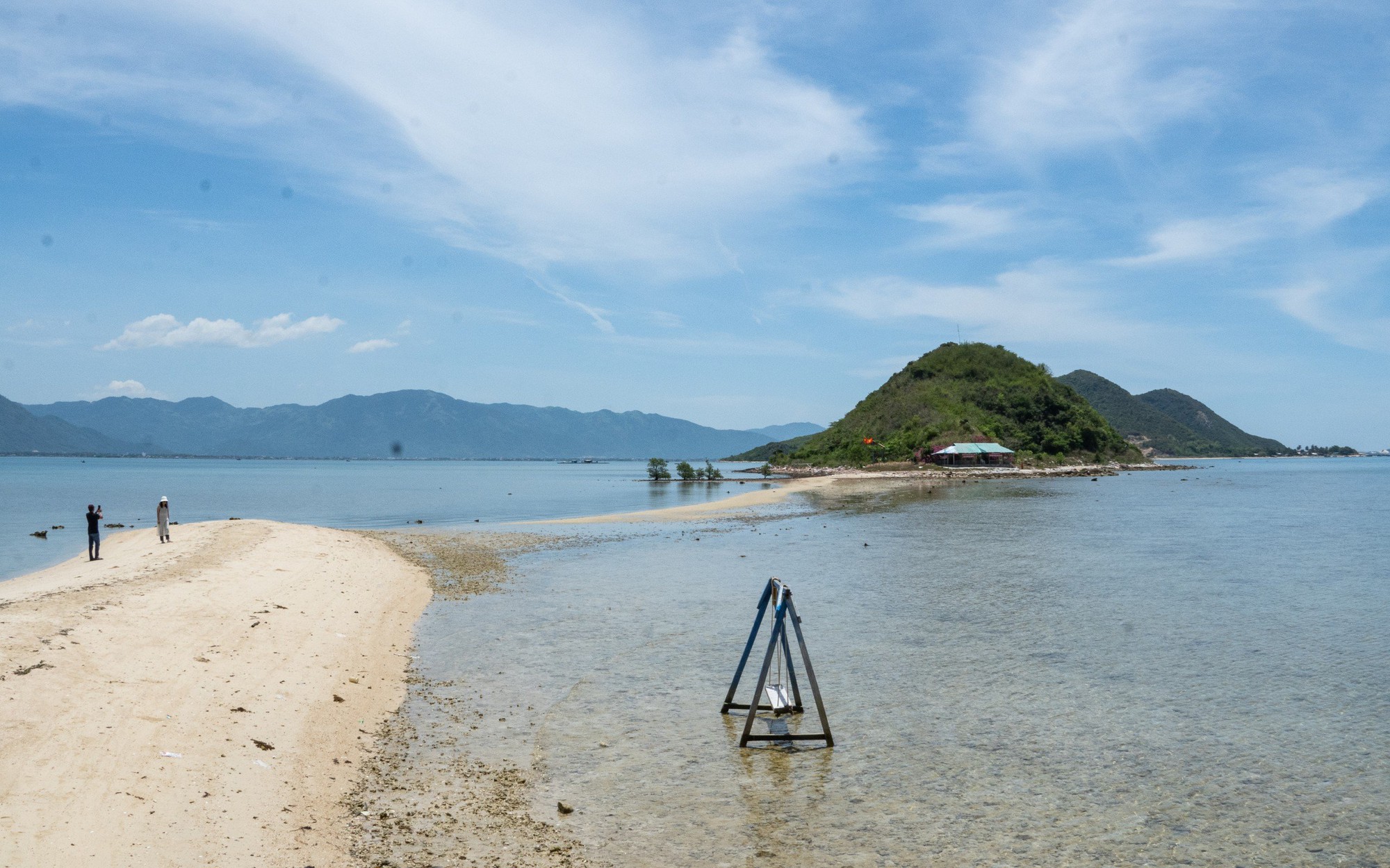 Có lẽ nào đây là làng sở hữu nhiều hòn đảo nhất ở Khánh Hòa, nằm trong vịnh biển đẹp như phim?- Ảnh 3. Có lẽ nào đây là làng sở hữu nhiều hòn đảo nhất ở Khánh Hòa, nằm trong vịnh biển đẹp như phim?- Ảnh 3.