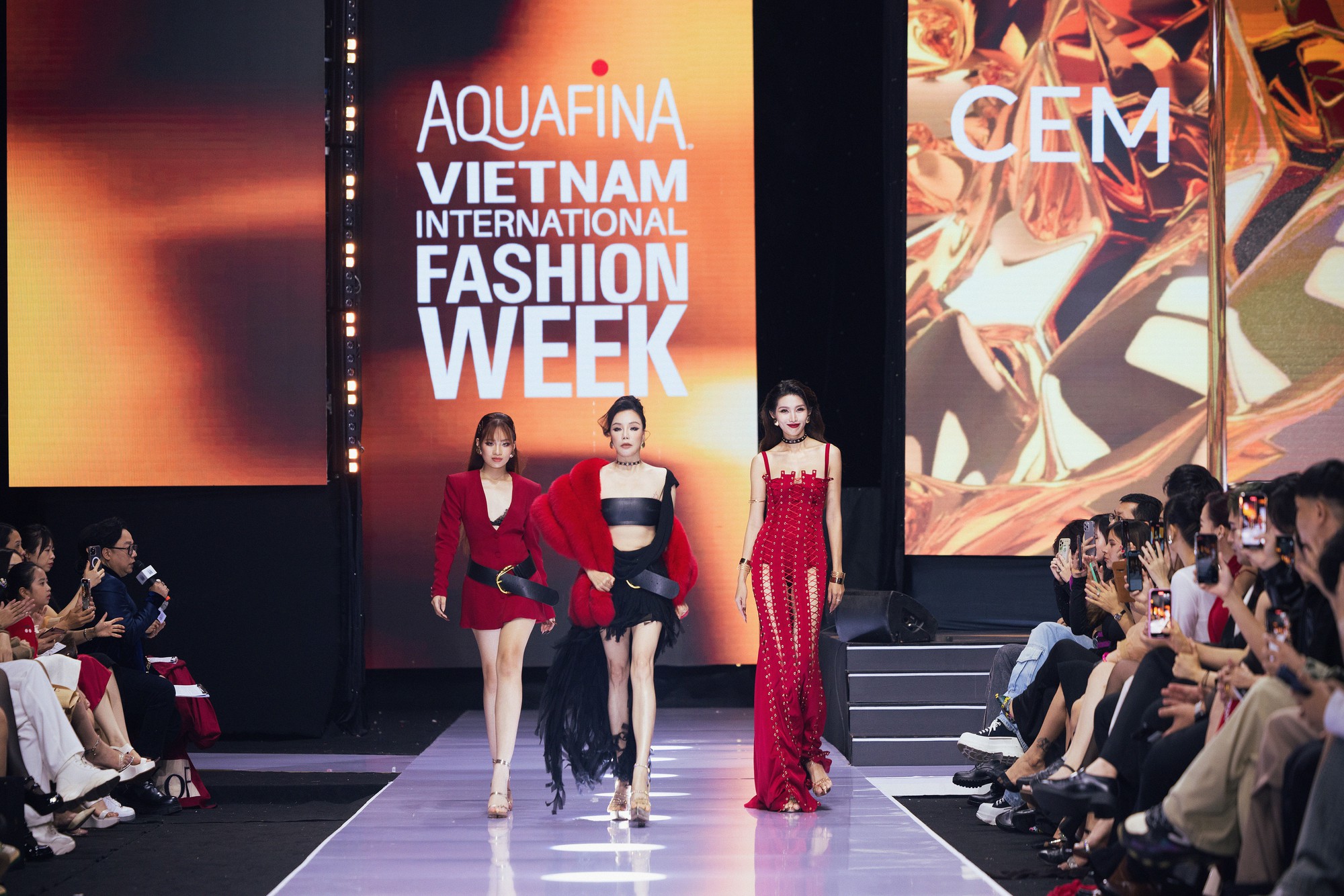 Sau thời gian "ở ẩn", Hồ Quỳnh Hương mặc quyến rũ khó nhận ra khi trình diễn thời trang - Ảnh 3. Sau thời gian "ở ẩn", Hồ Quỳnh Hương mặc quyến rũ khó nhận ra khi trình diễn thời trang - Ảnh 3.