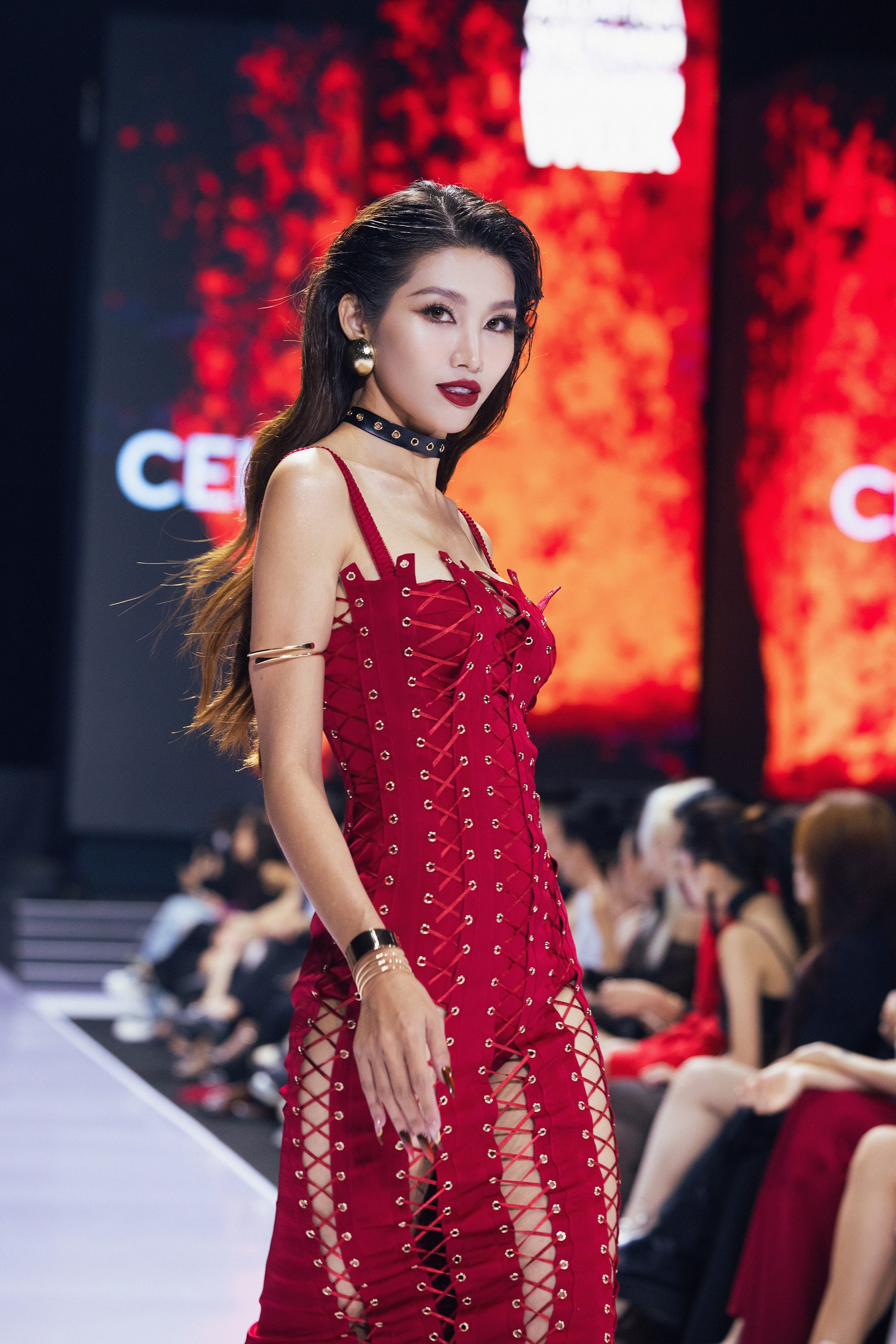 Sau thời gian "ở ẩn", Hồ Quỳnh Hương mặc quyến rũ khó nhận ra khi trình diễn thời trang - Ảnh 4. Sau thời gian "ở ẩn", Hồ Quỳnh Hương mặc quyến rũ khó nhận ra khi trình diễn thời trang - Ảnh 4.