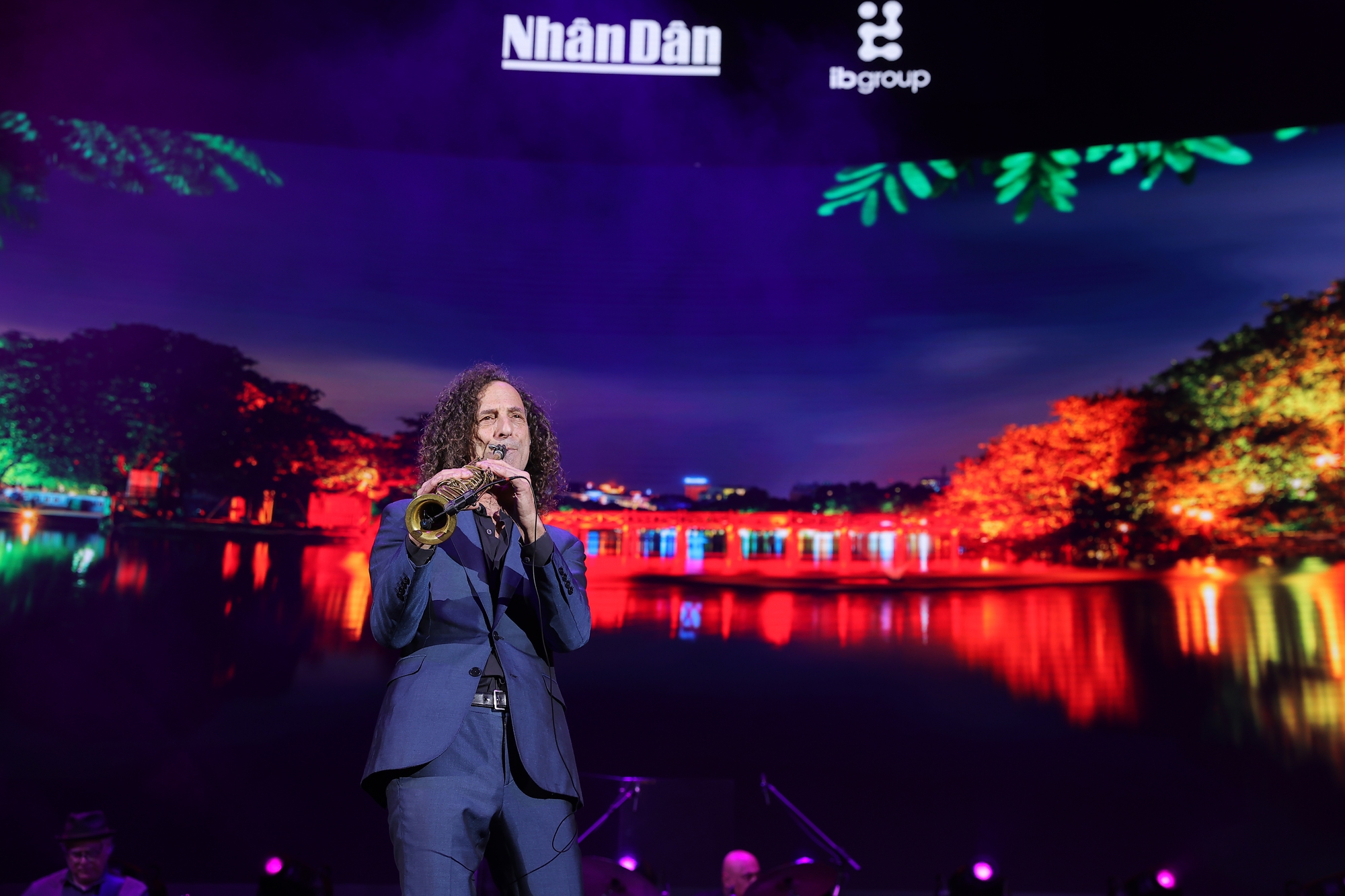 Kenny G “vã mồ hôi” khi giao lưu với khán giả bằng tiếng Việt - Ảnh 3. Kenny G “vã mồ hôi” khi giao lưu với khán giả bằng tiếng Việt - Ảnh 3.