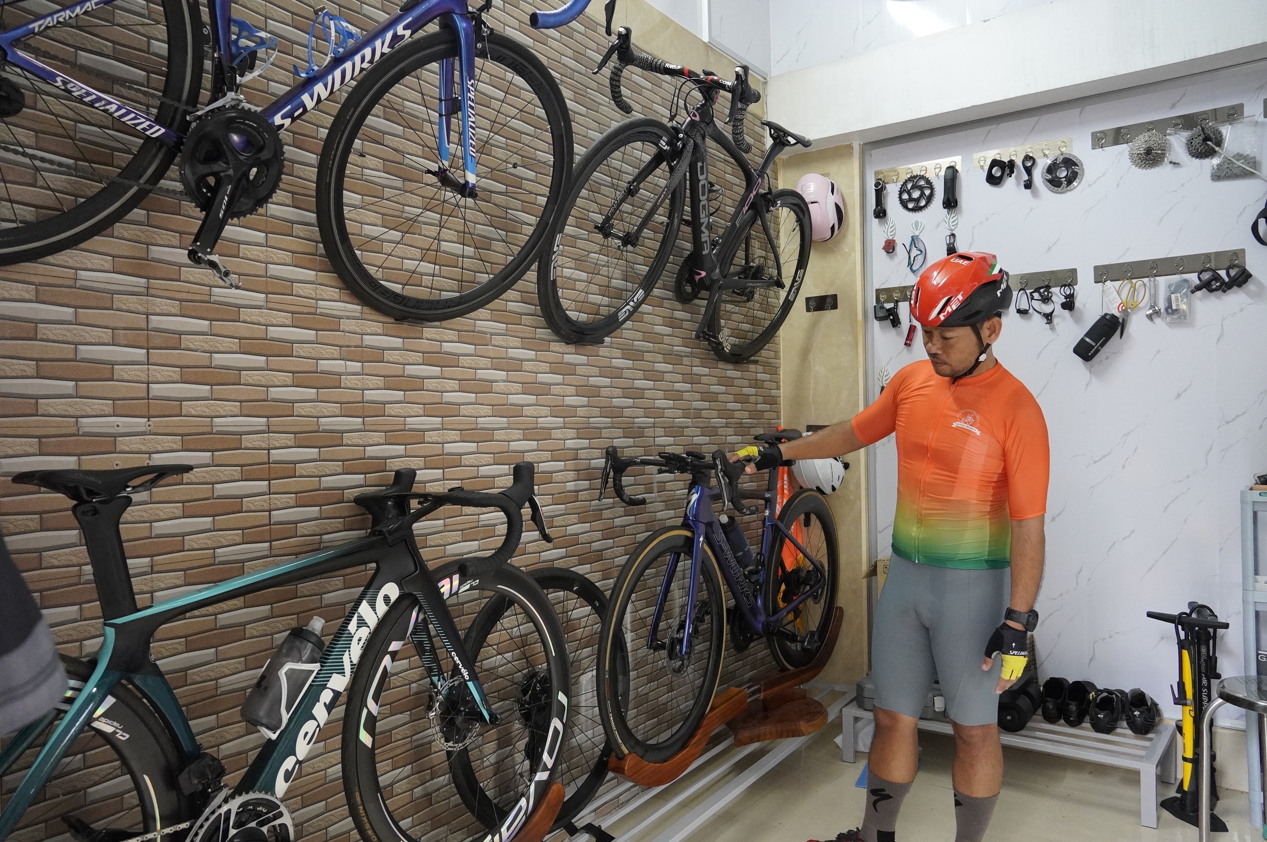 Ngày hội đạp xe Vì hòa bình: Chăm sóc kỹ lưỡng 'ngựa carbon' trước ngày khai hội- Ảnh 7. Ngày hội đạp xe Vì hòa bình: Chăm sóc kỹ lưỡng 'ngựa carbon' trước ngày khai hội- Ảnh 7.