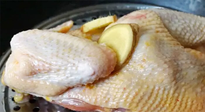 Luộc gà theo công thức 3 sôi 3 lạnh, thịt sẽ thơm ngon, da giòn, không nứt - Ảnh 2. Luộc gà theo công thức 3 sôi 3 lạnh, thịt sẽ thơm ngon, da giòn, không nứt - Ảnh 2.