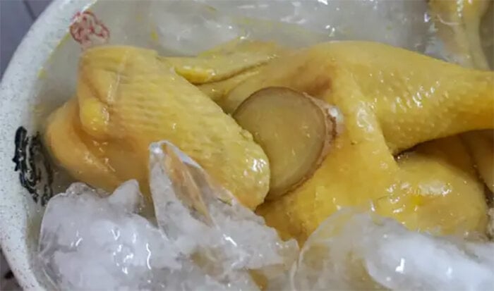 Luộc gà theo công thức 3 sôi 3 lạnh, thịt sẽ thơm ngon, da giòn, không nứt - Ảnh 4. Luộc gà theo công thức 3 sôi 3 lạnh, thịt sẽ thơm ngon, da giòn, không nứt - Ảnh 4.