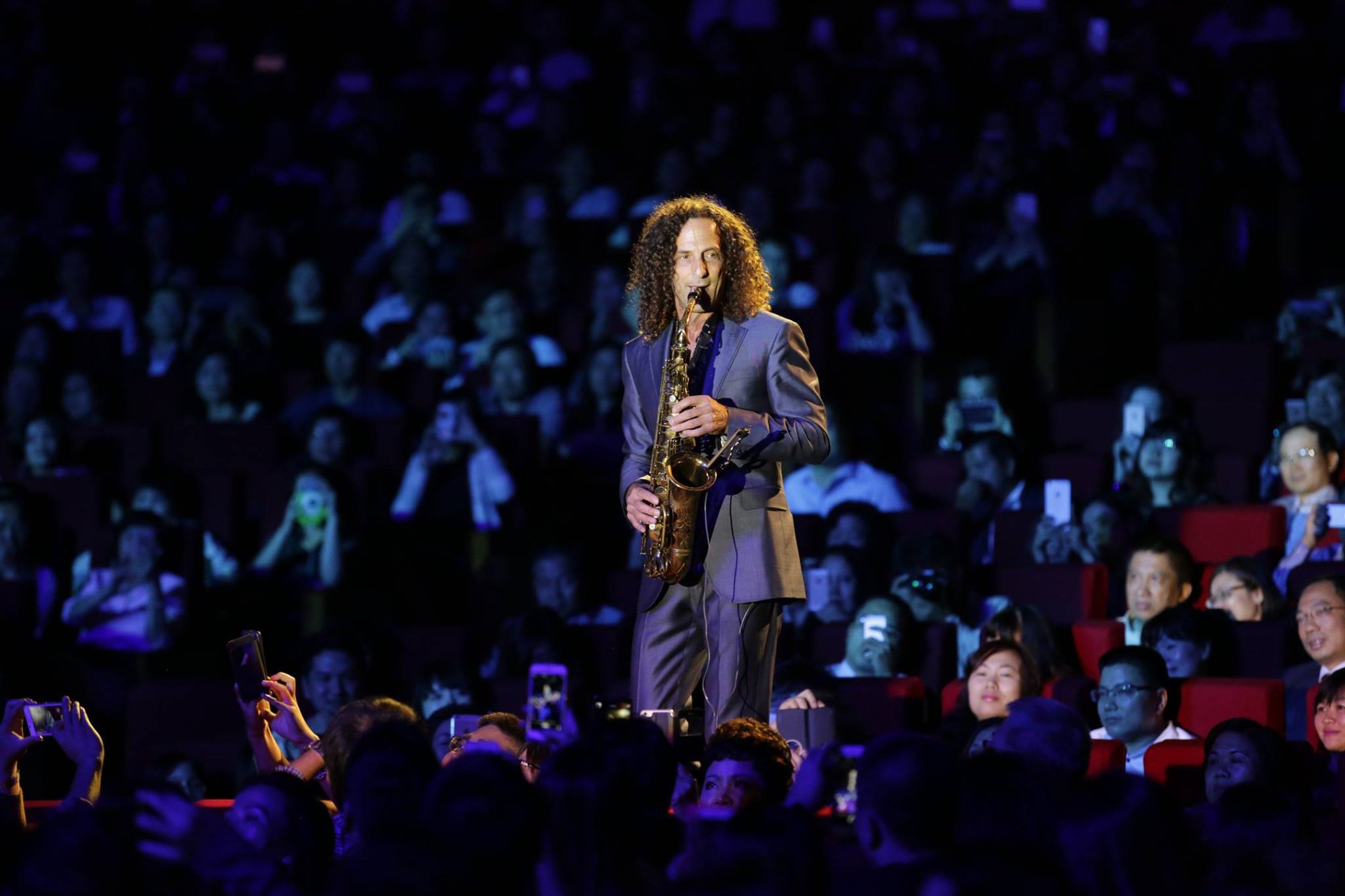 “Huyền thoại saxophone” Kenny G nói tiếng Việt, hứa sẽ làm điều này khi đến Hà Nội - Ảnh 2. “Huyền thoại saxophone” Kenny G nói tiếng Việt, hứa sẽ làm điều này khi đến Hà Nội - Ảnh 2.