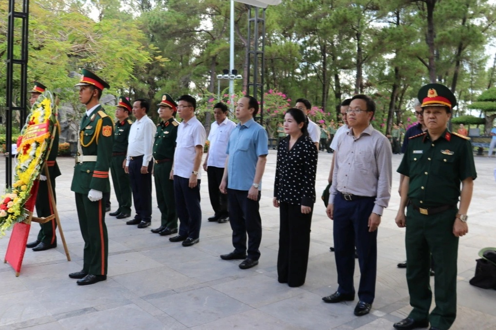 Phó Thủ tướng thăm, tặng quà Mẹ Việt Nam anh hùng, thương binh ở Quảng Trị - 3 Phó Thủ tướng thăm, tặng quà Mẹ Việt Nam anh hùng, thương binh ở Quảng Trị - 3