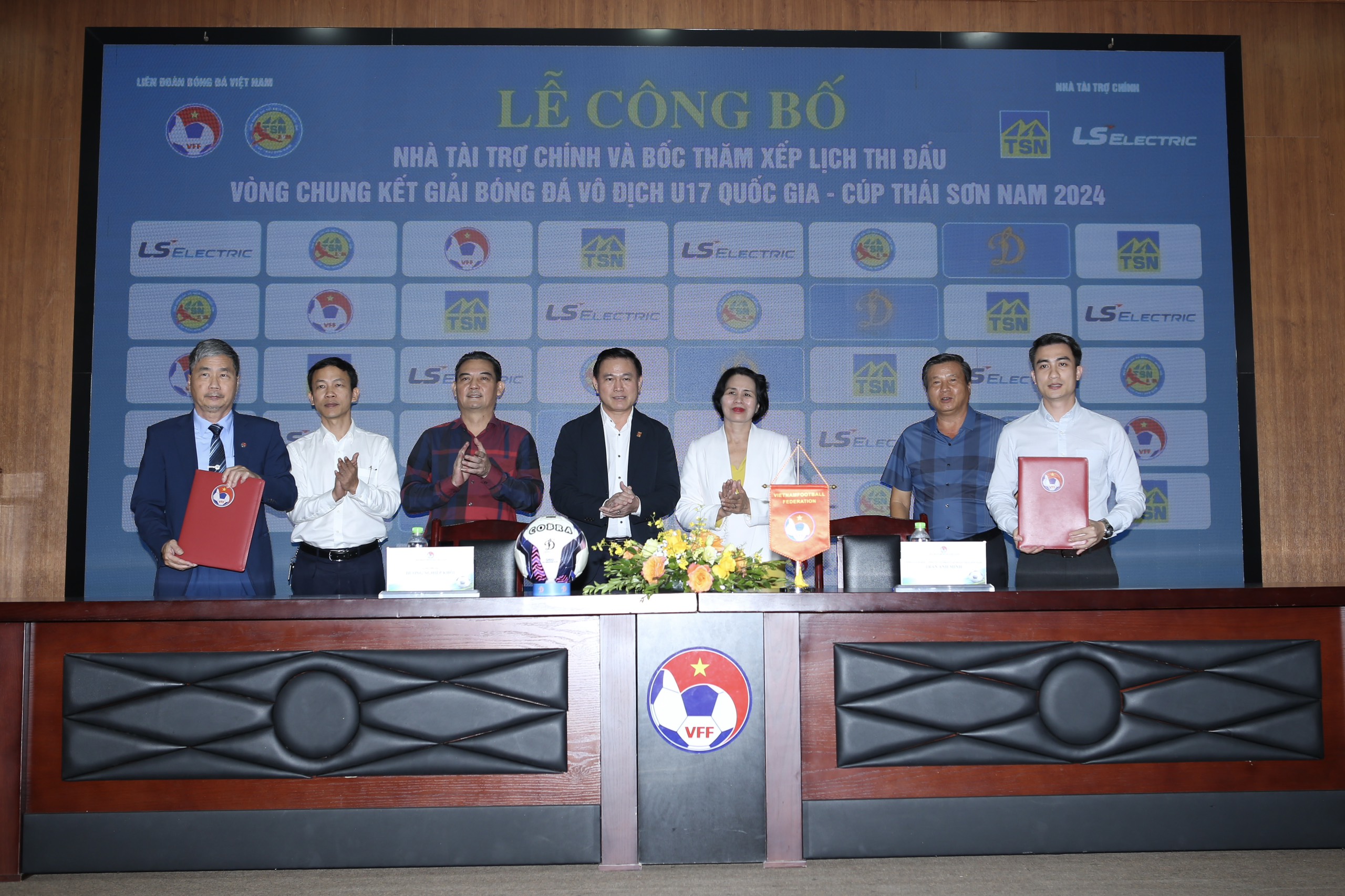 U.17 quốc gia đủ mặt anh tài, con trai cựu tiền đạo Quang Hải sẵn sàng tỏa sáng- Ảnh 3. U.17 quốc gia đủ mặt anh tài, con trai cựu tiền đạo Quang Hải sẵn sàng tỏa sáng- Ảnh 3.