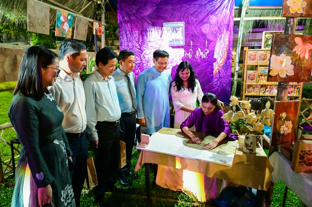 Khai mạc Ngày hội Sen Huế 2024 - "Về miền Sen ngự" - Ảnh 2. Khai mạc Ngày hội Sen Huế 2024 - "Về miền Sen ngự" - Ảnh 2.