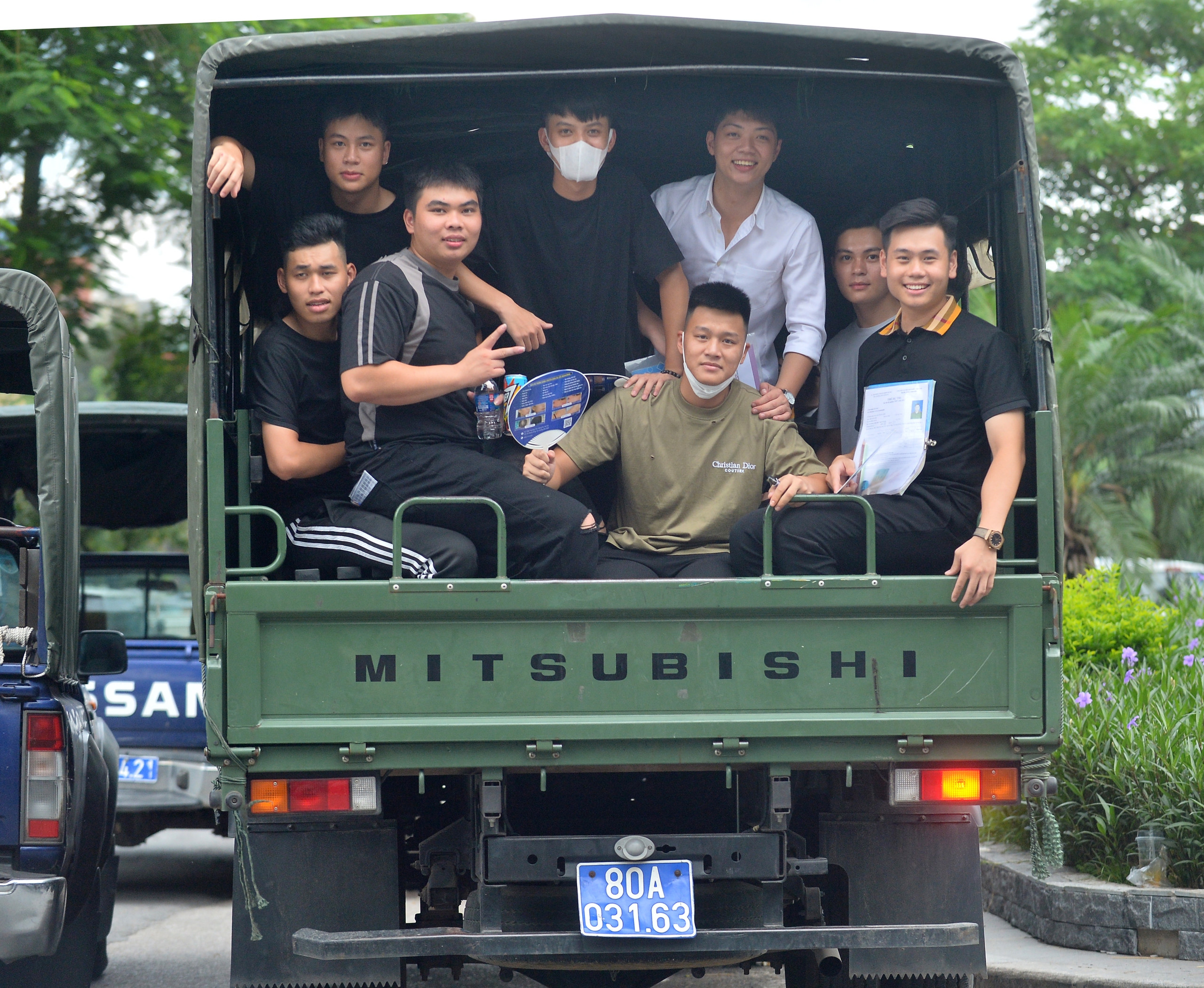 Những thí sinh Hà Nội được xe chuyên dụng 'hộ tống' đi thi tốt nghiệp 2024- Ảnh 6. Những thí sinh Hà Nội được xe chuyên dụng 'hộ tống' đi thi tốt nghiệp 2024- Ảnh 6.