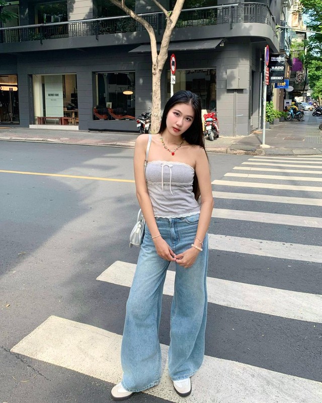 Quần jeans xanh đời thường mà sành sỏi nhất tủ đồ- Ảnh 8. Quần jeans xanh đời thường mà sành sỏi nhất tủ đồ- Ảnh 8.