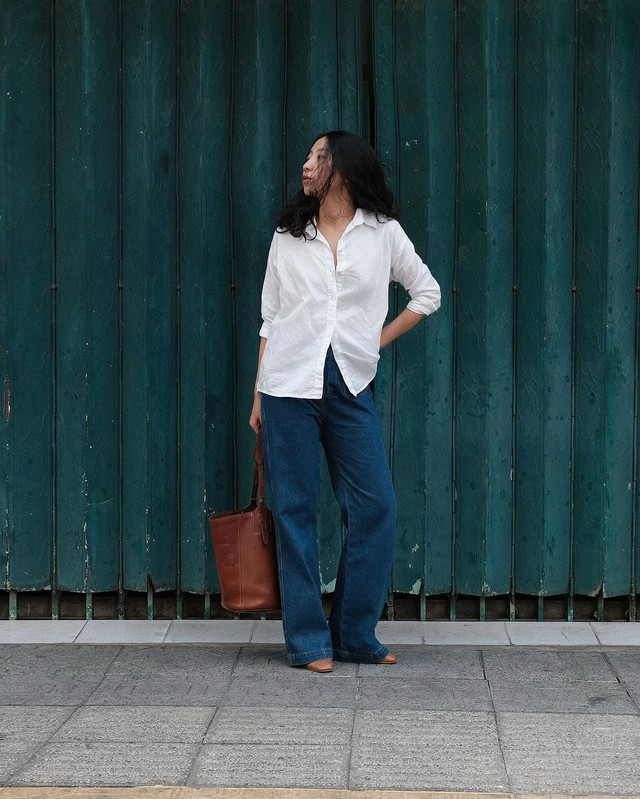 Quần jeans xanh đời thường mà sành sỏi nhất tủ đồ- Ảnh 10. Quần jeans xanh đời thường mà sành sỏi nhất tủ đồ- Ảnh 10.