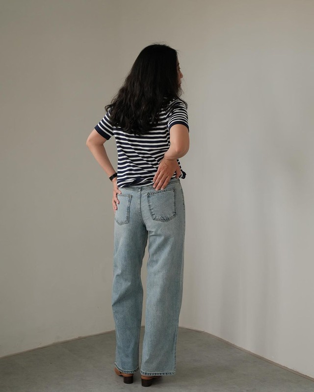 Quần jeans xanh đời thường mà sành sỏi nhất tủ đồ- Ảnh 11. Quần jeans xanh đời thường mà sành sỏi nhất tủ đồ- Ảnh 11.