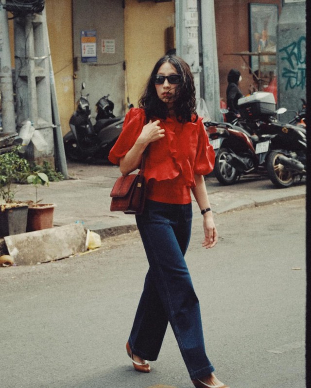 Quần jeans xanh đời thường mà sành sỏi nhất tủ đồ- Ảnh 12. Quần jeans xanh đời thường mà sành sỏi nhất tủ đồ- Ảnh 12.