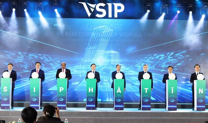 vs-105620_153.jpg Nghi thức ấn nút khởi công dự án VSIP Hà Tĩnh sáng 25/6.